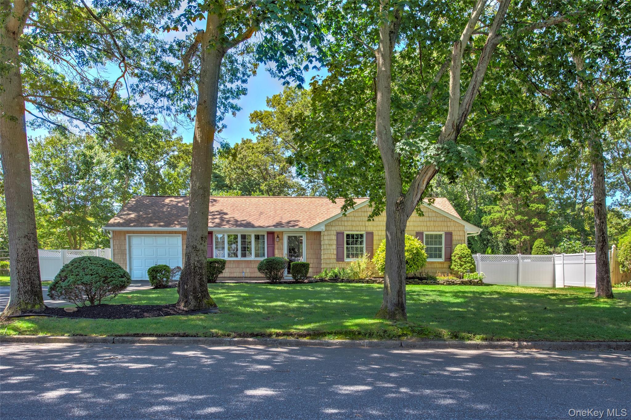 20 Sandpiper Lane, Coram, NY 11727