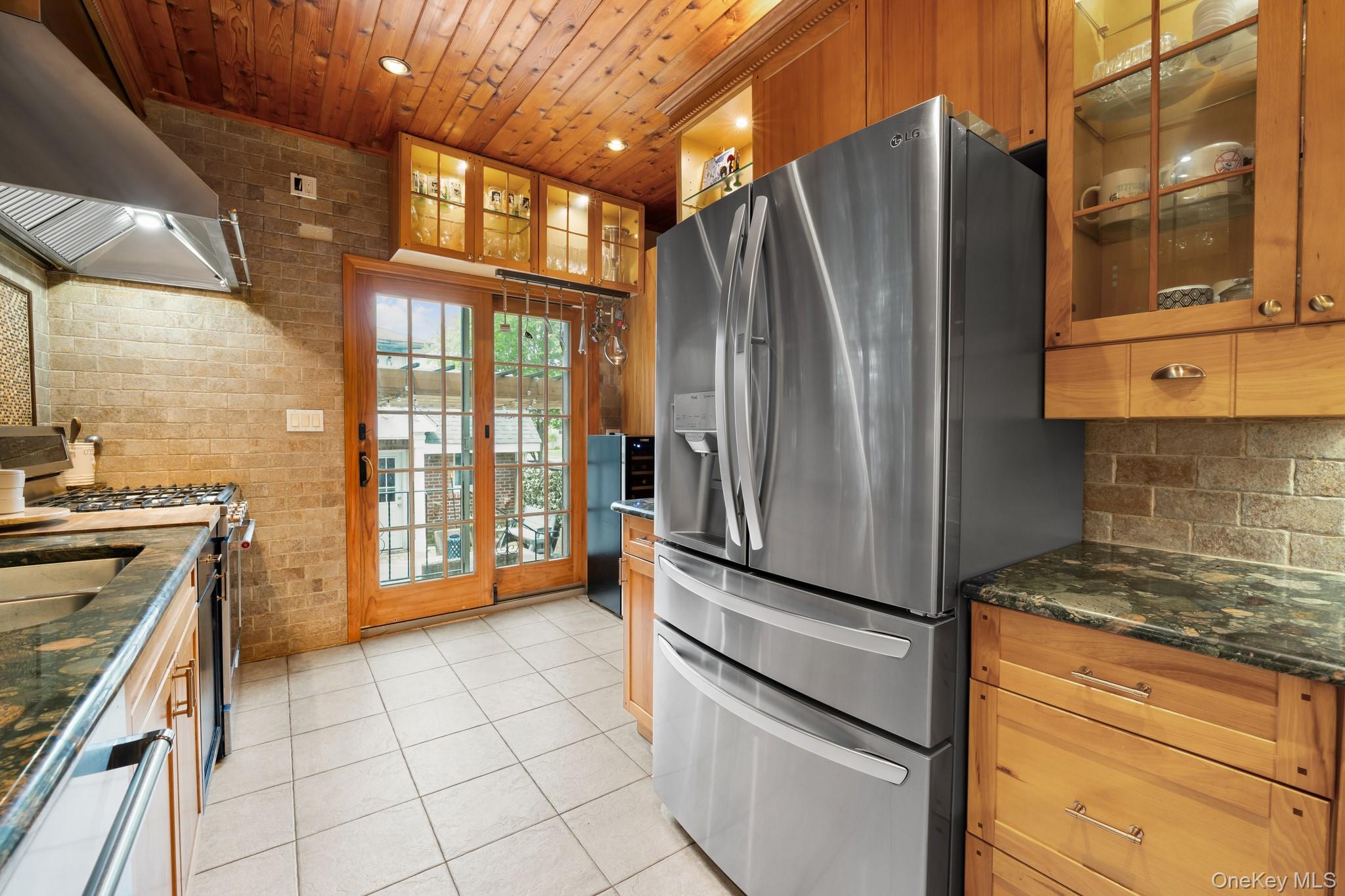 29 W Henrietta Avenue, Oceanside, NY 11572