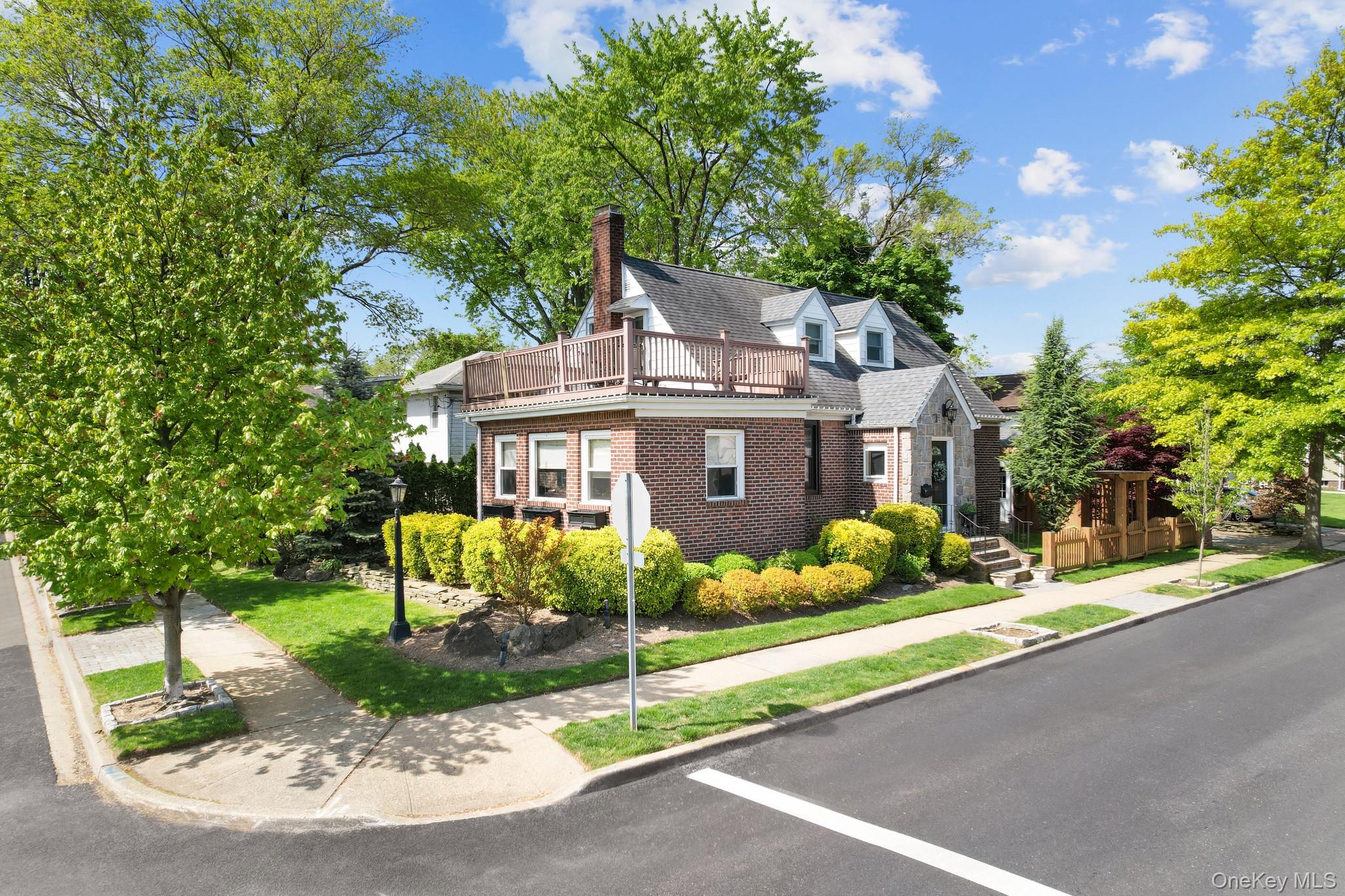 29 W Henrietta Avenue, Oceanside, NY 11572