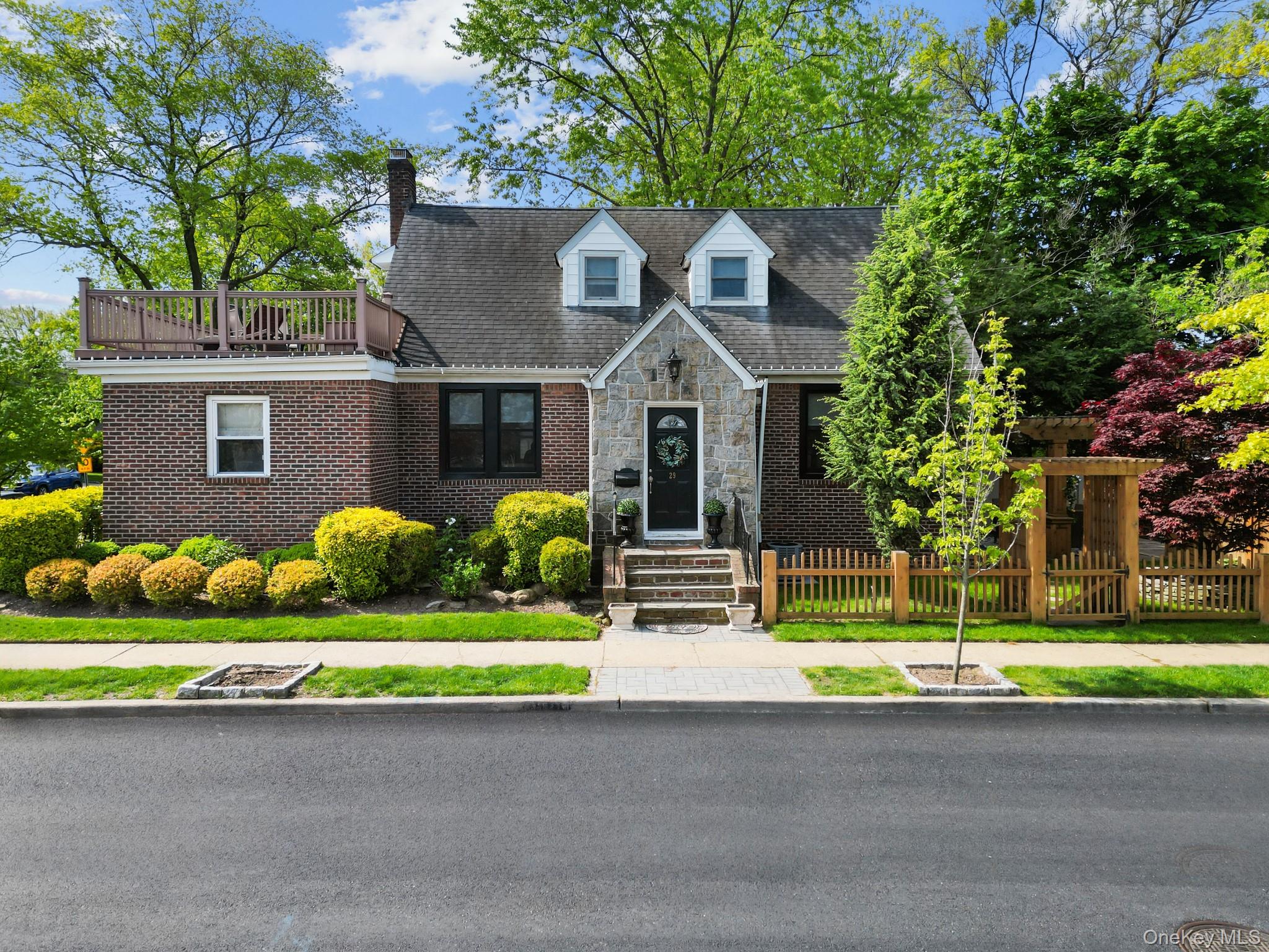 29 W Henrietta Avenue, Oceanside, NY 11572