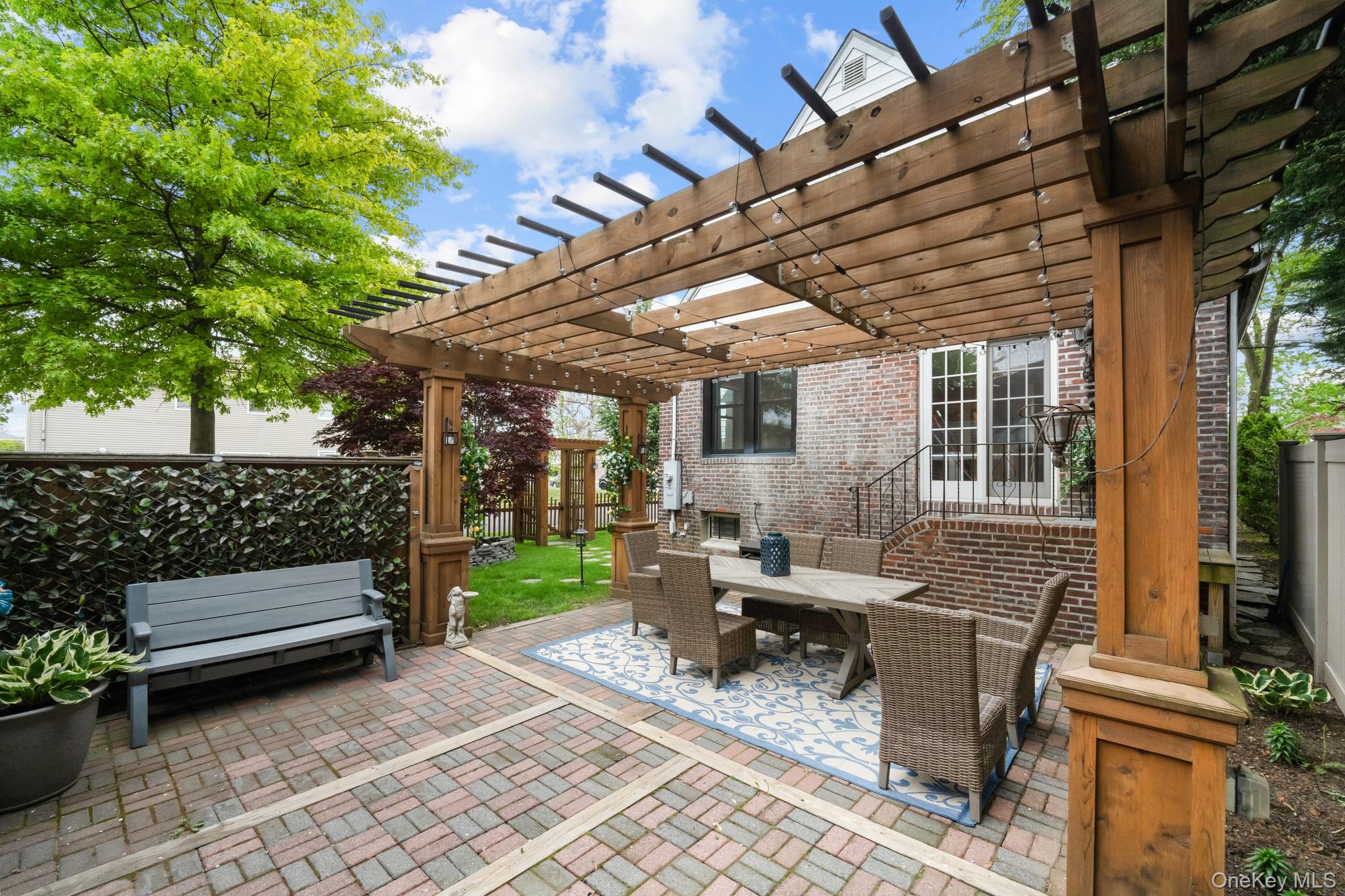 29 W Henrietta Avenue, Oceanside, NY 11572