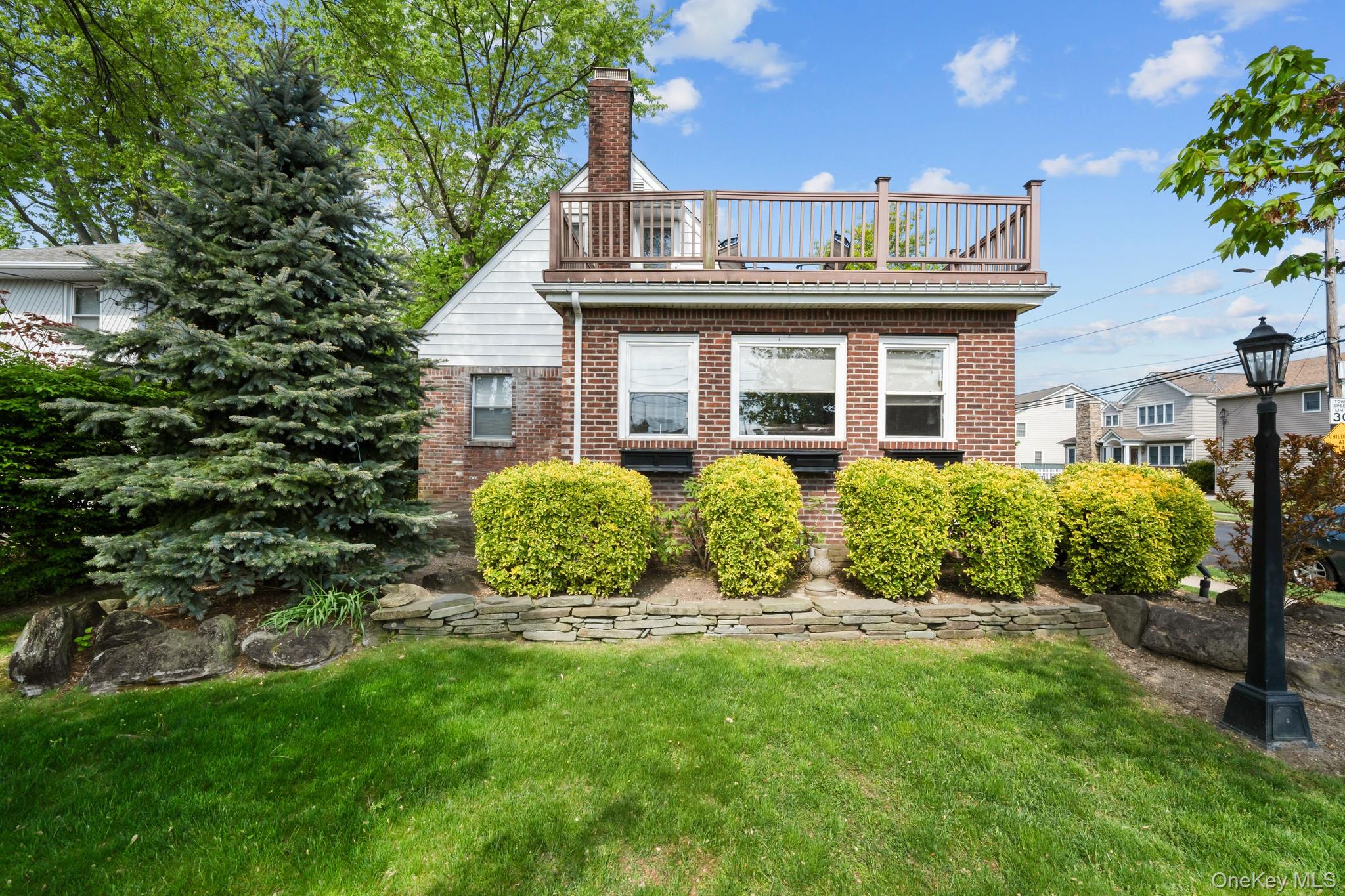 29 W Henrietta Avenue, Oceanside, NY 11572