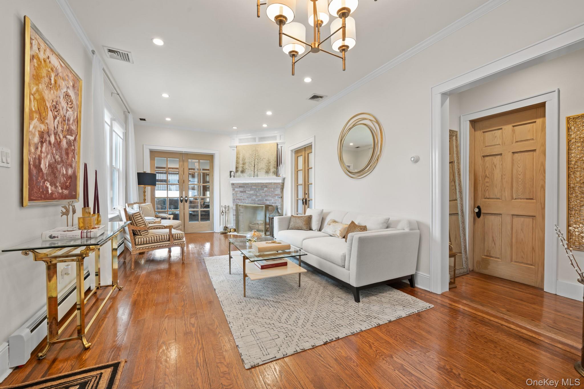 29 W Henrietta Avenue, Oceanside, NY 11572