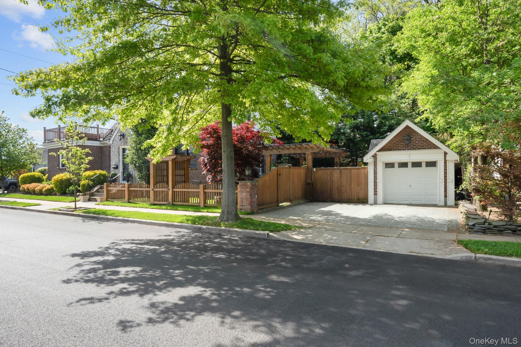 29 W Henrietta Avenue, Oceanside, NY 11572