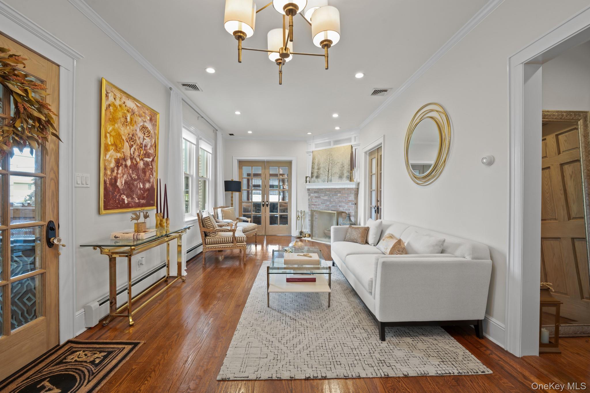 29 W Henrietta Avenue, Oceanside, NY 11572