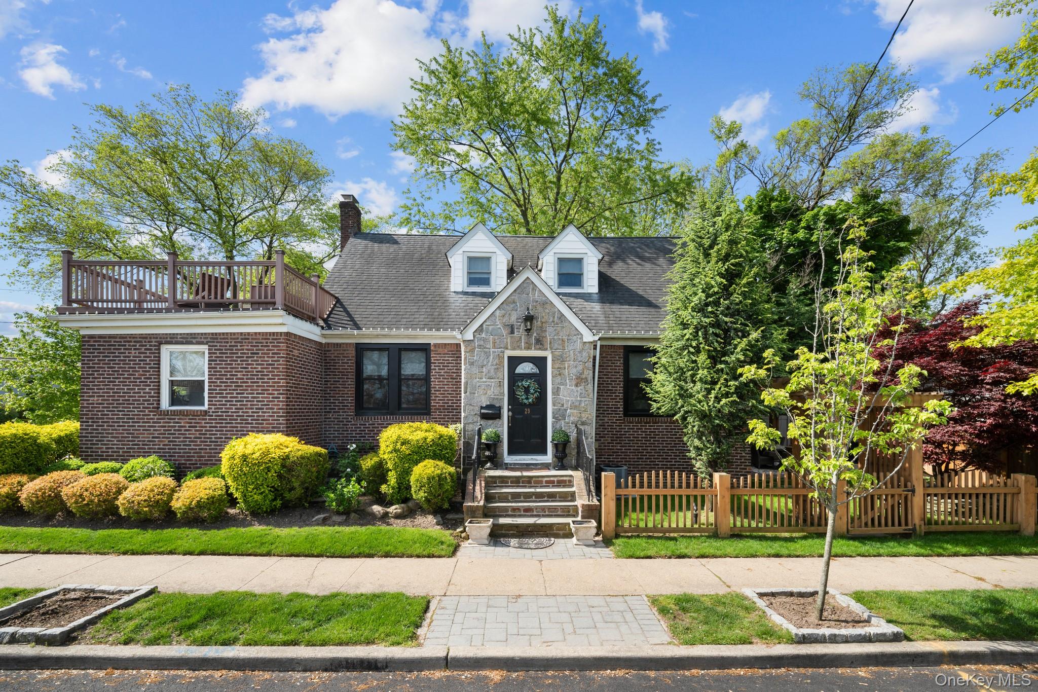 29 W Henrietta Avenue, Oceanside, NY 11572