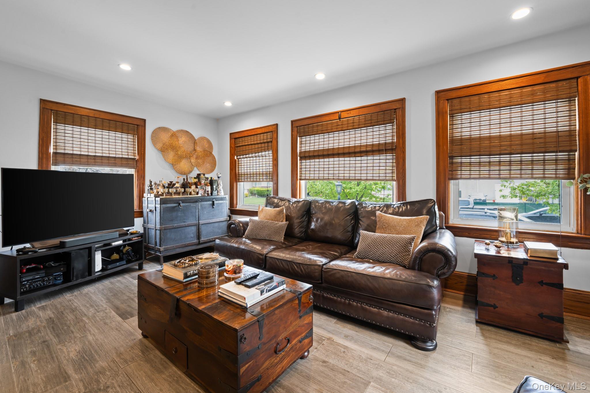 29 W Henrietta Avenue, Oceanside, NY 11572