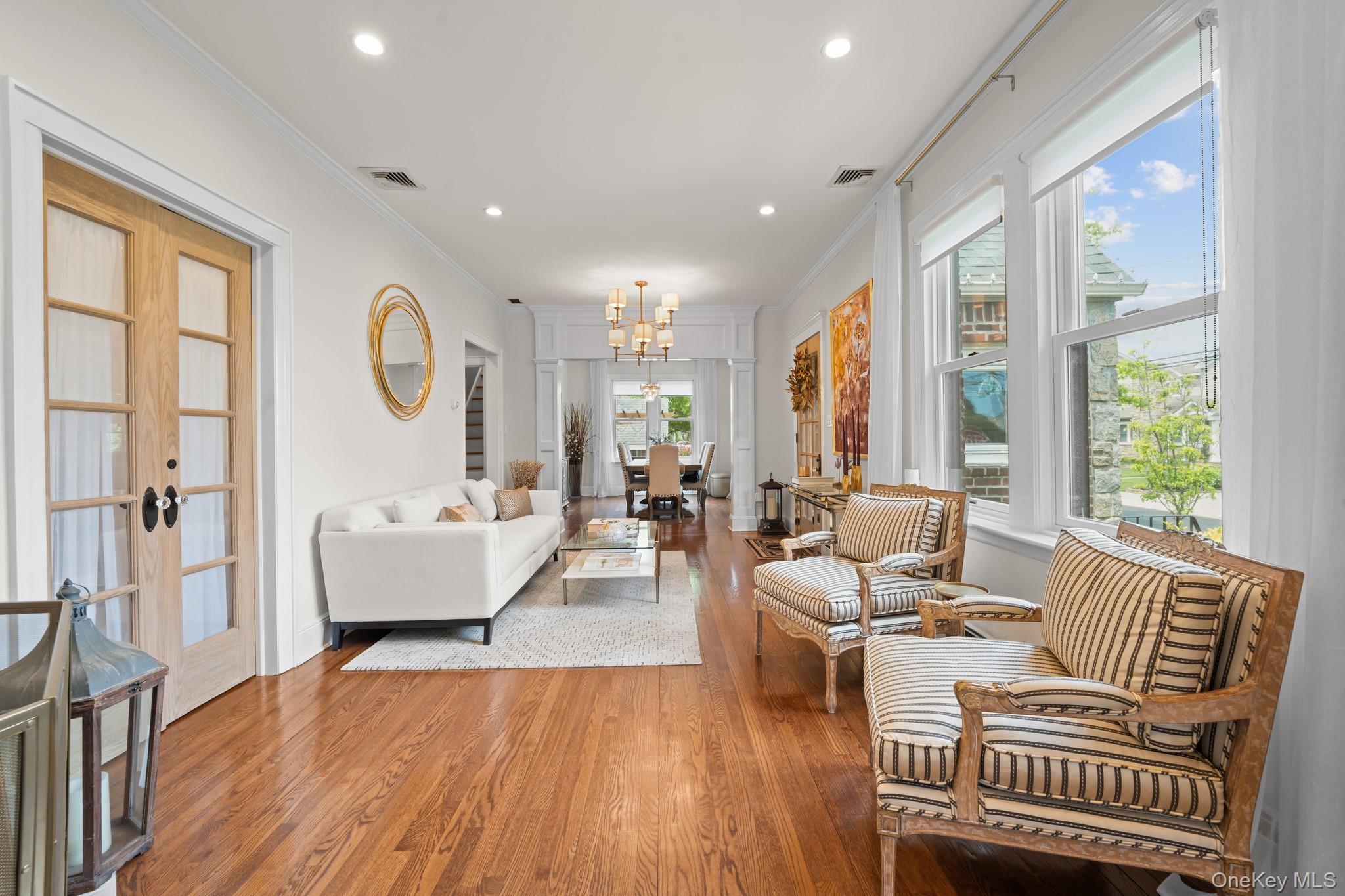 29 W Henrietta Avenue, Oceanside, NY 11572