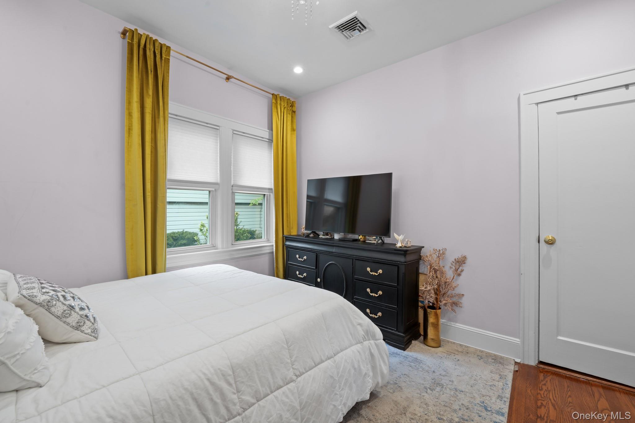 29 W Henrietta Avenue, Oceanside, NY 11572