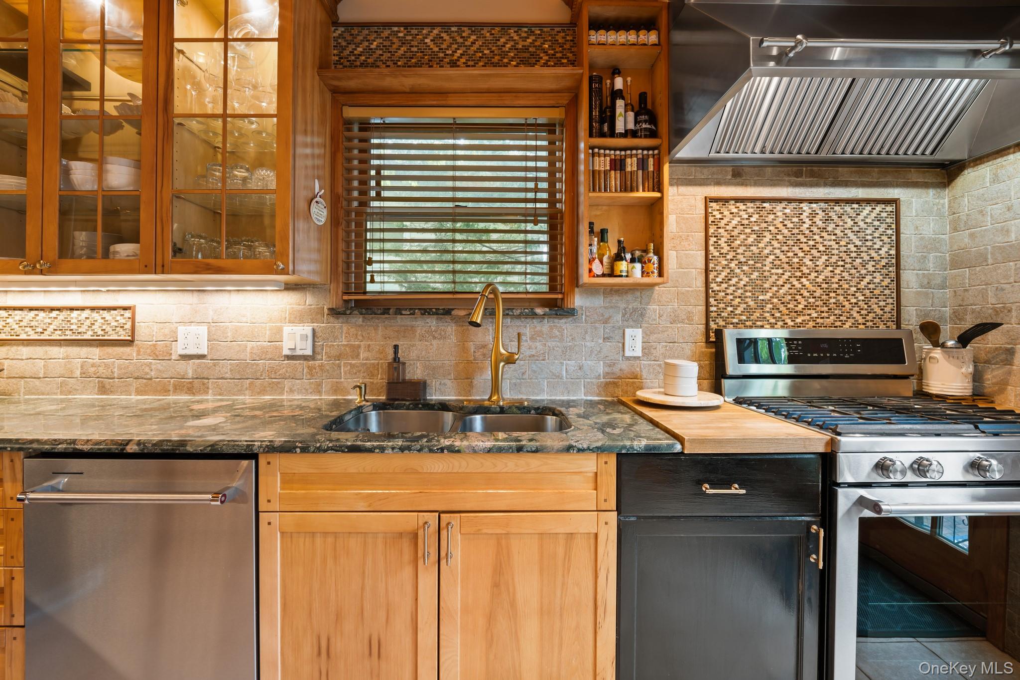 29 W Henrietta Avenue, Oceanside, NY 11572