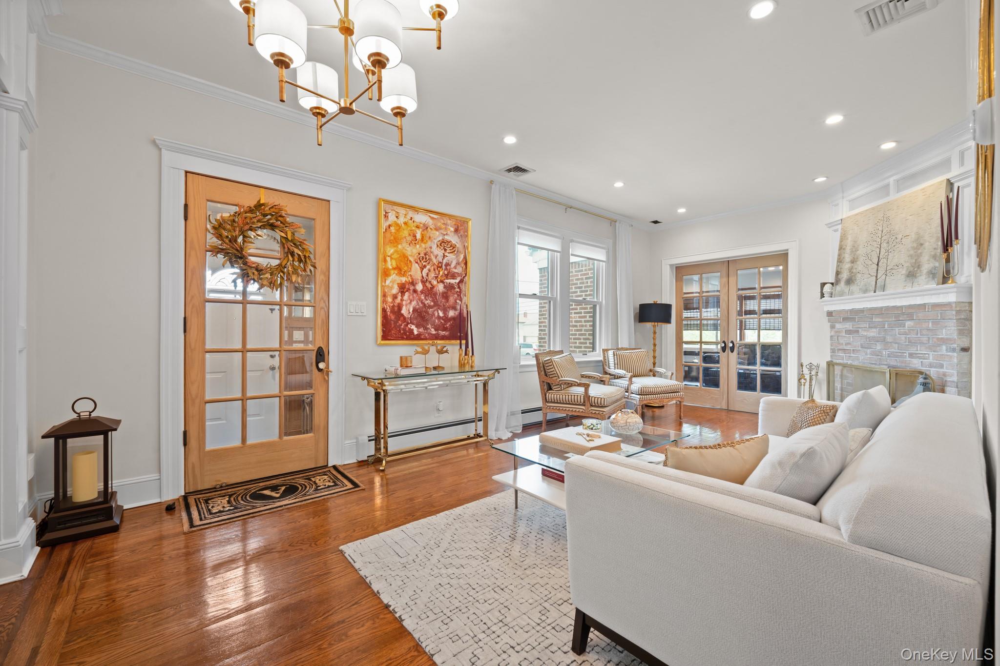 29 W Henrietta Avenue, Oceanside, NY 11572