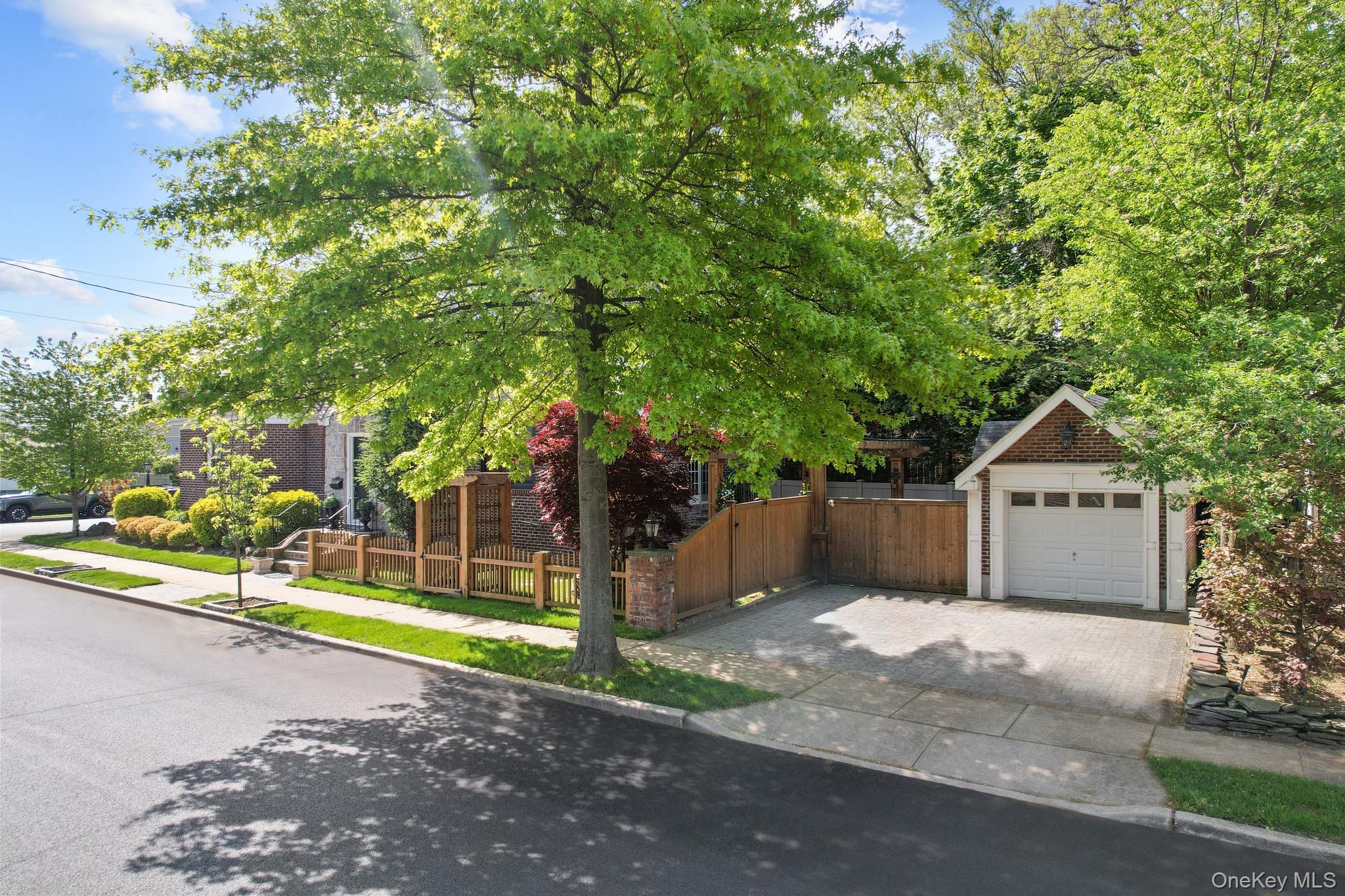 29 W Henrietta Avenue, Oceanside, NY 11572