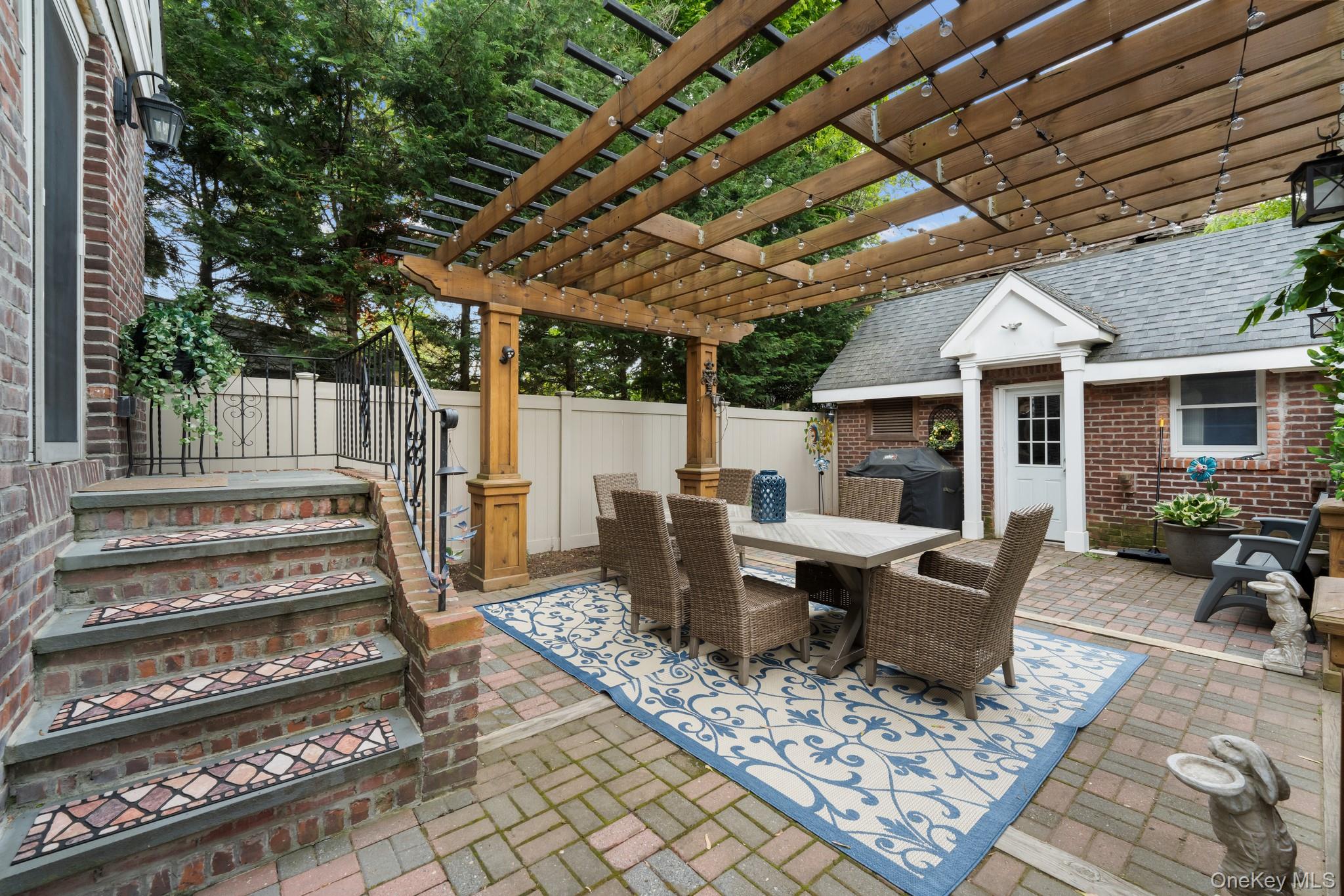 29 W Henrietta Avenue, Oceanside, NY 11572