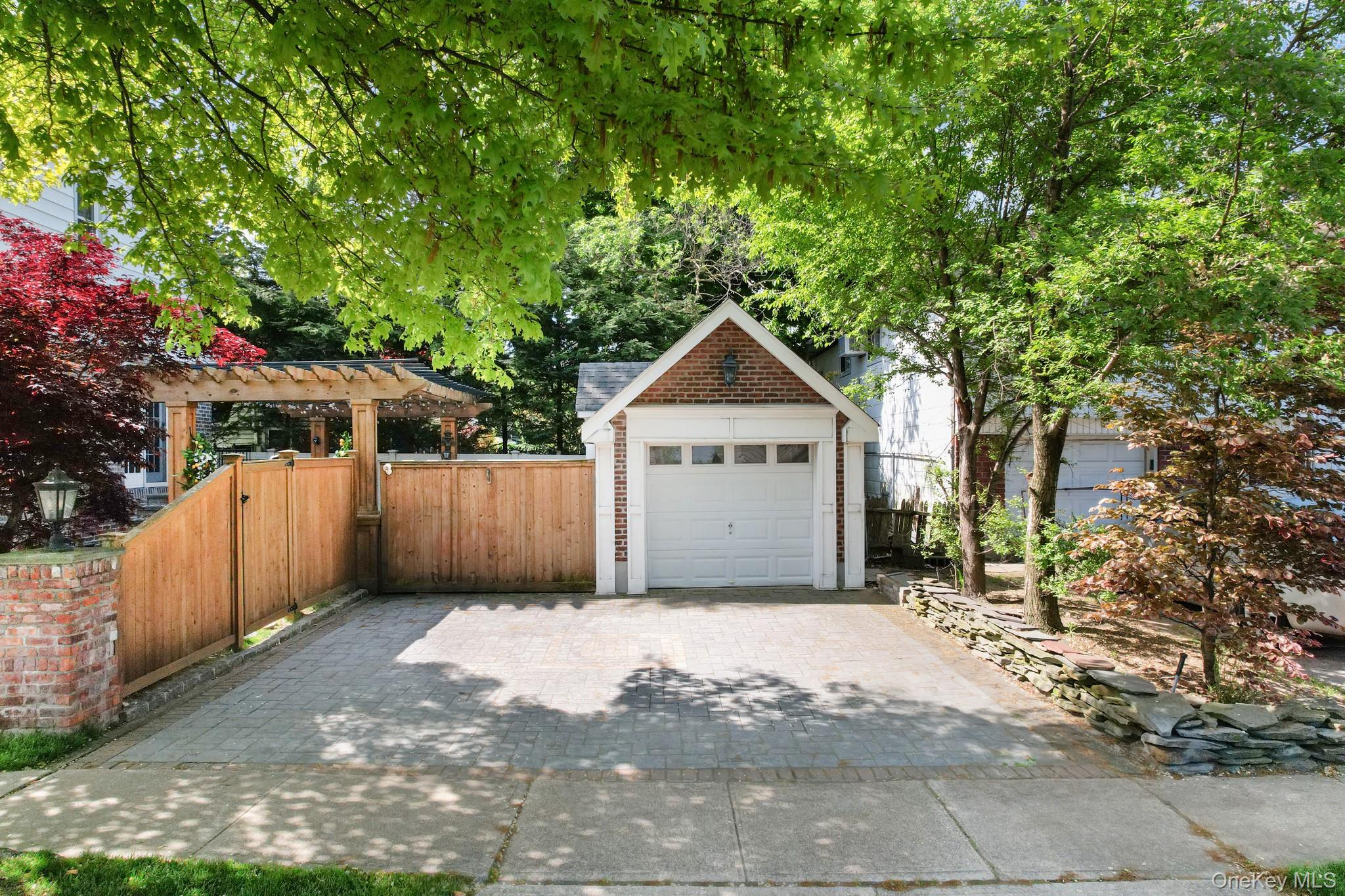 29 W Henrietta Avenue, Oceanside, NY 11572