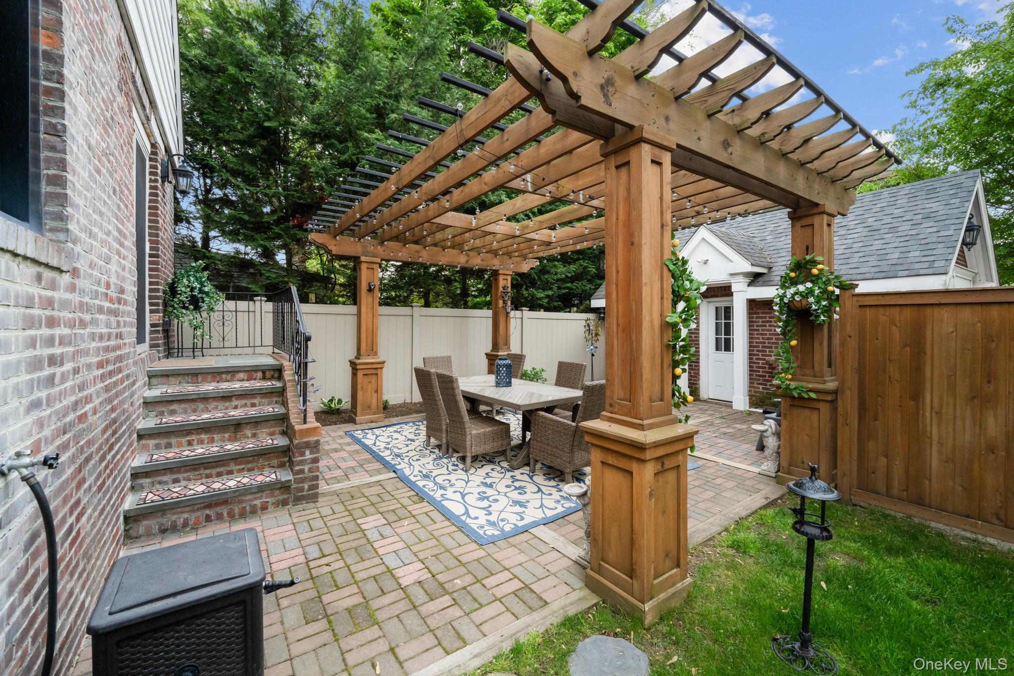 29 W Henrietta Avenue, Oceanside, NY 11572