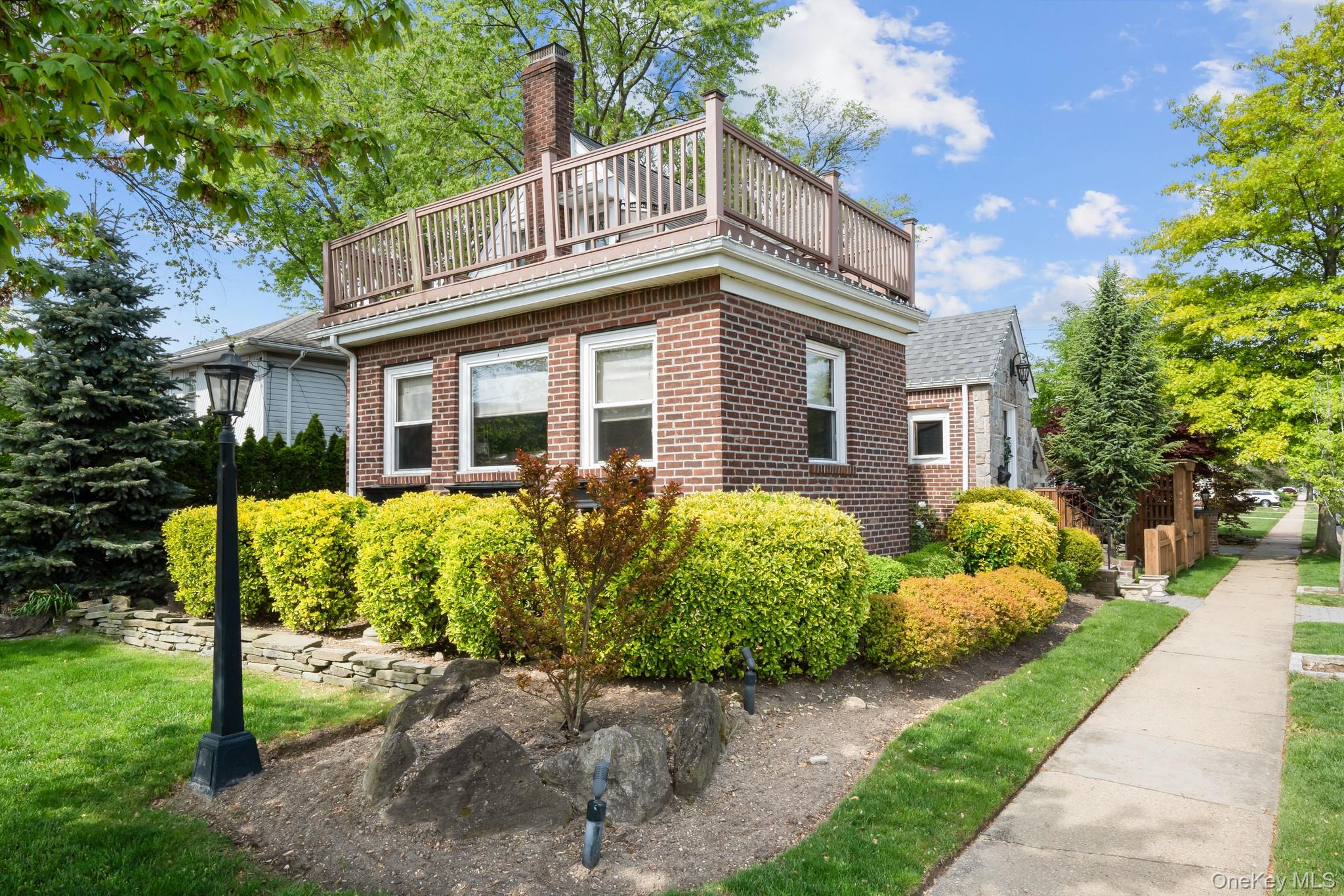 29 W Henrietta Avenue, Oceanside, NY 11572