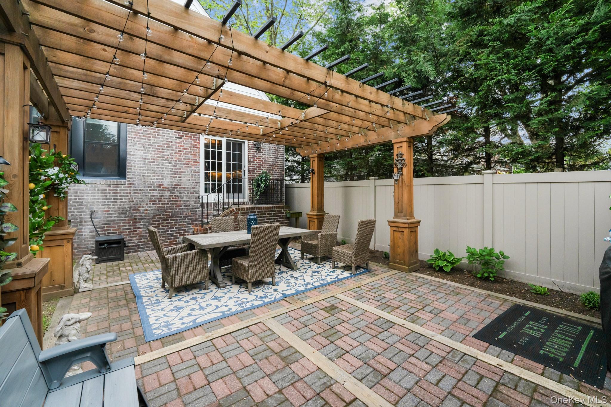 29 W Henrietta Avenue, Oceanside, NY 11572