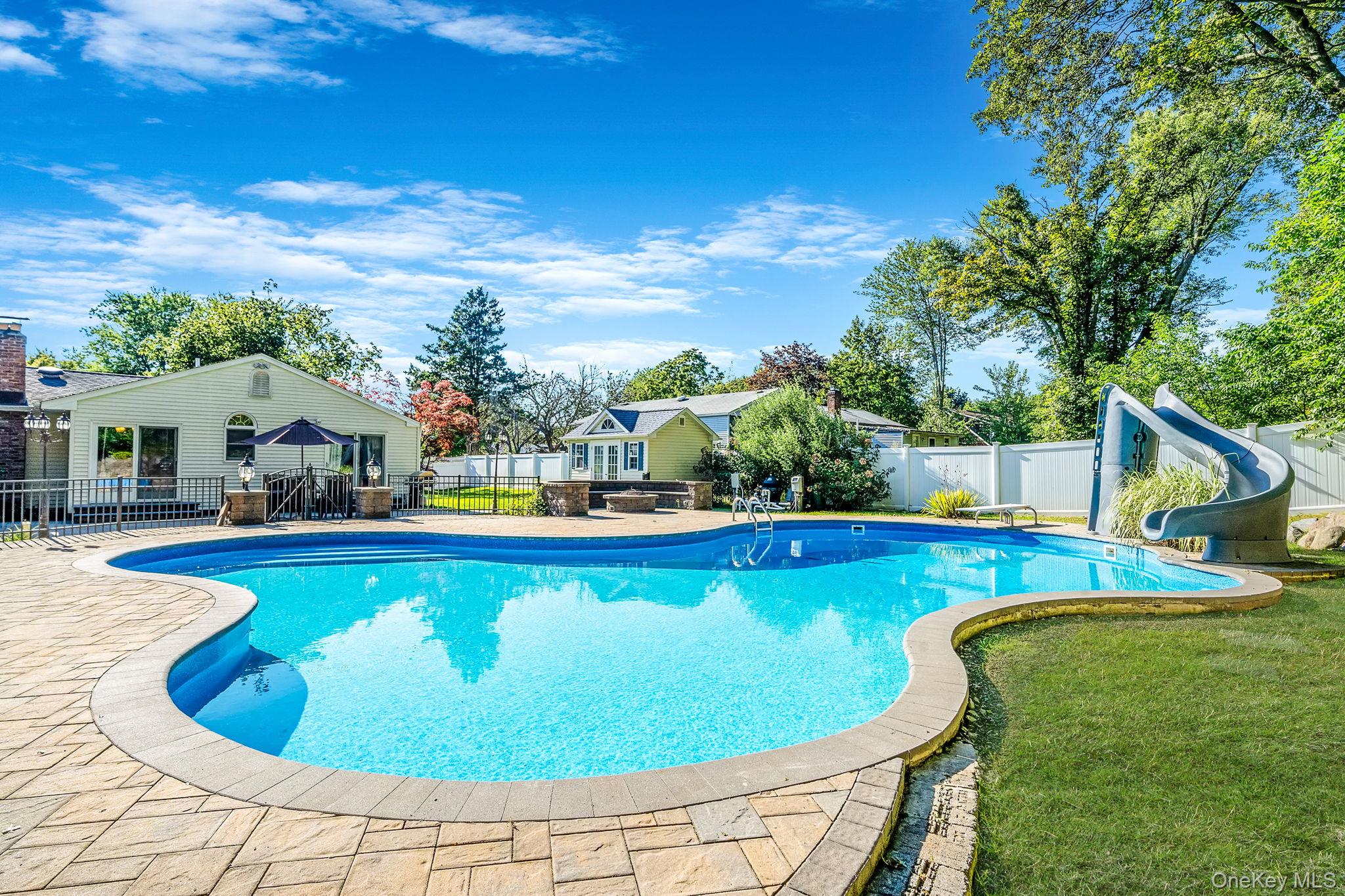 39 Robinhood Lane, East Setauket, NY 11733