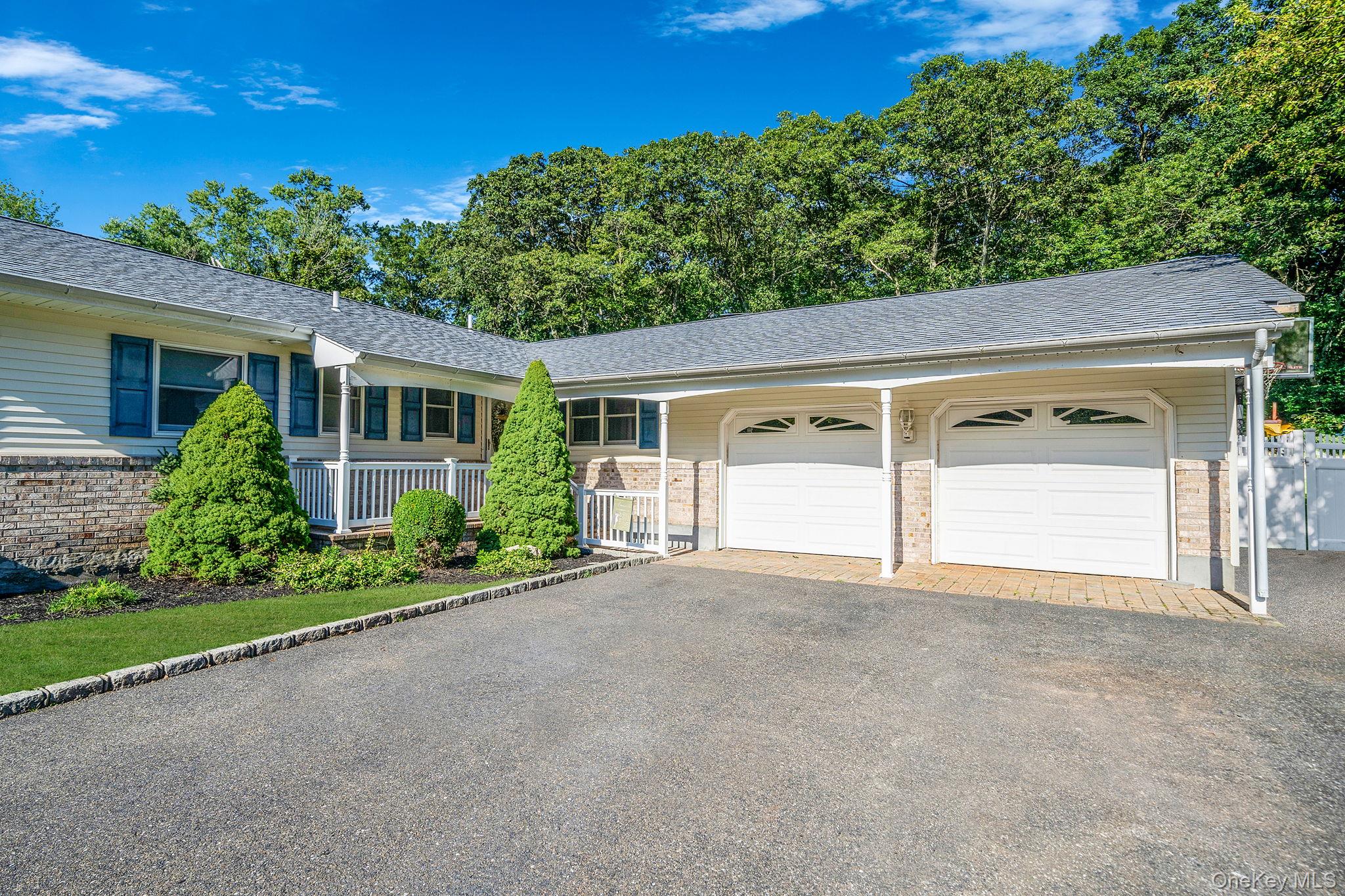 39 Robinhood Lane, East Setauket, NY 11733