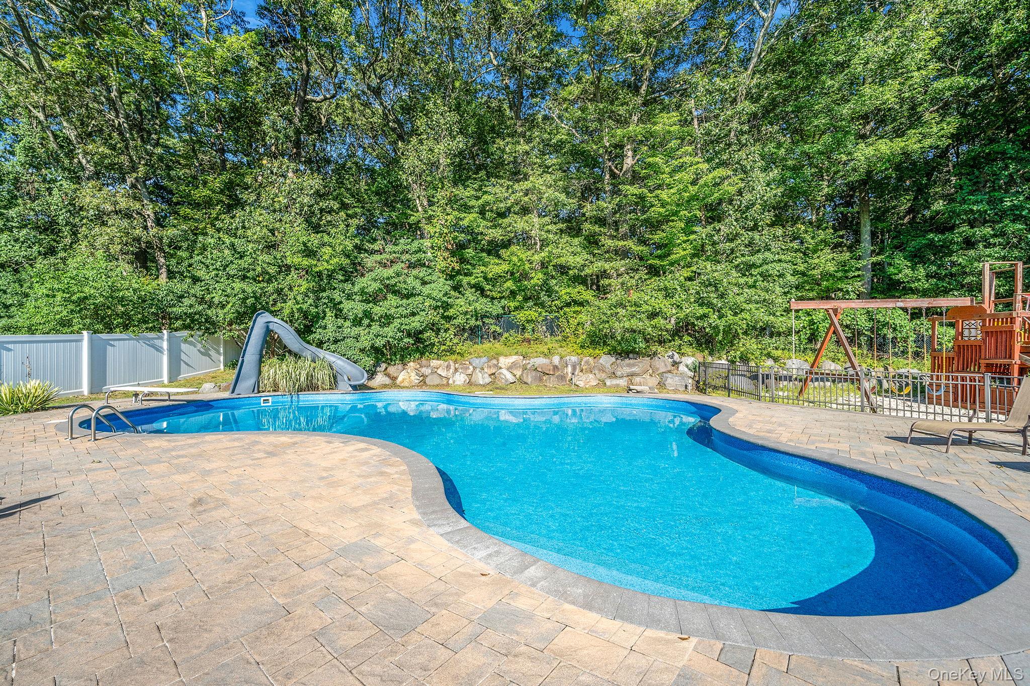 39 Robinhood Lane, East Setauket, NY 11733