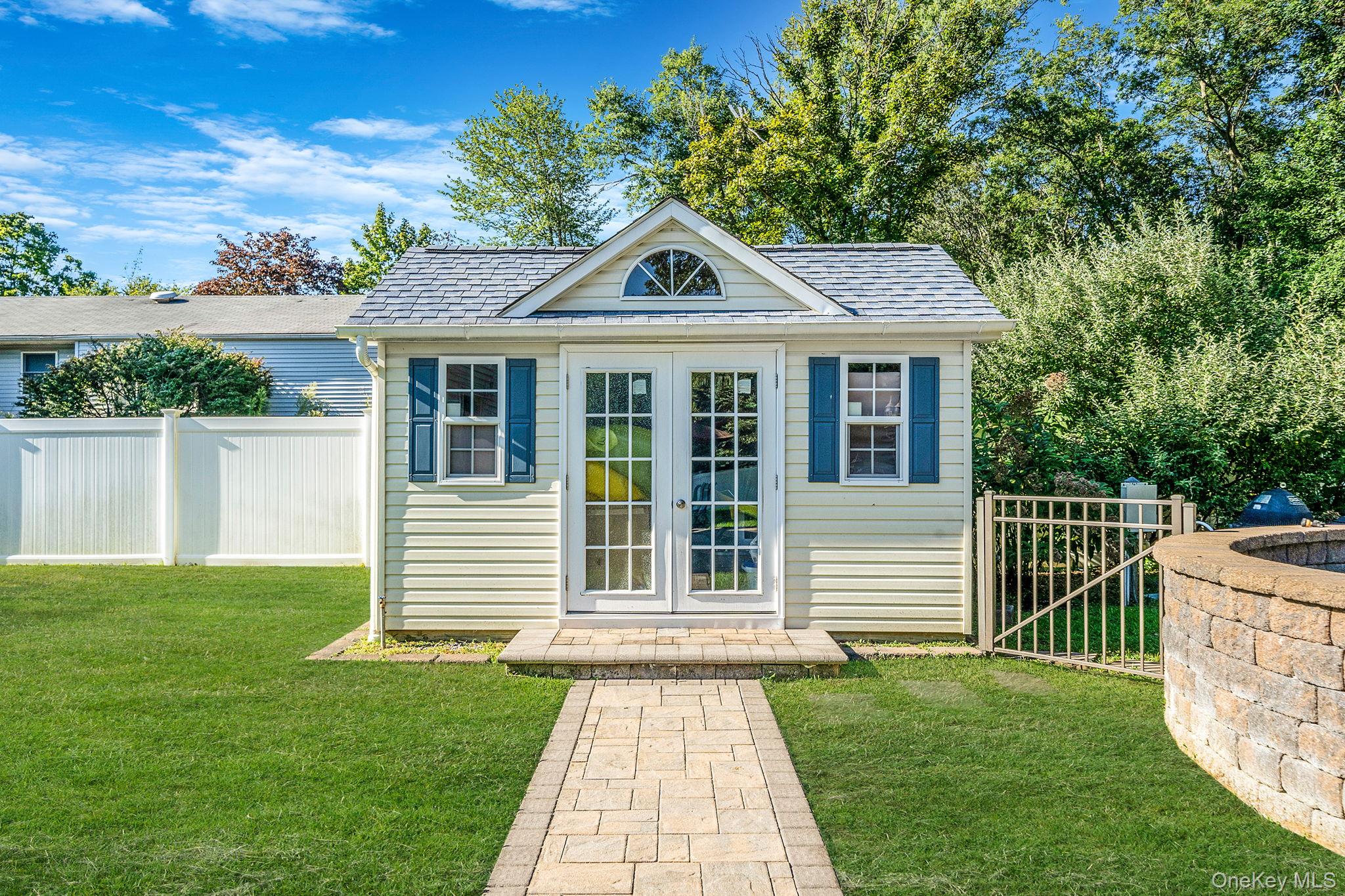 39 Robinhood Lane, East Setauket, NY 11733