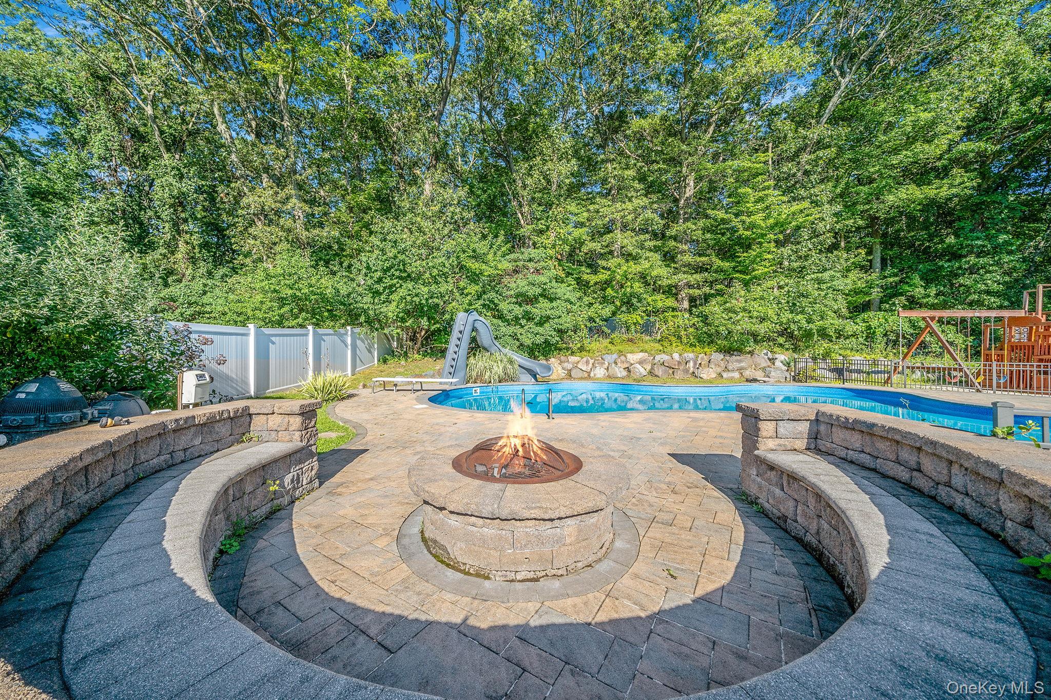 39 Robinhood Lane, East Setauket, NY 11733