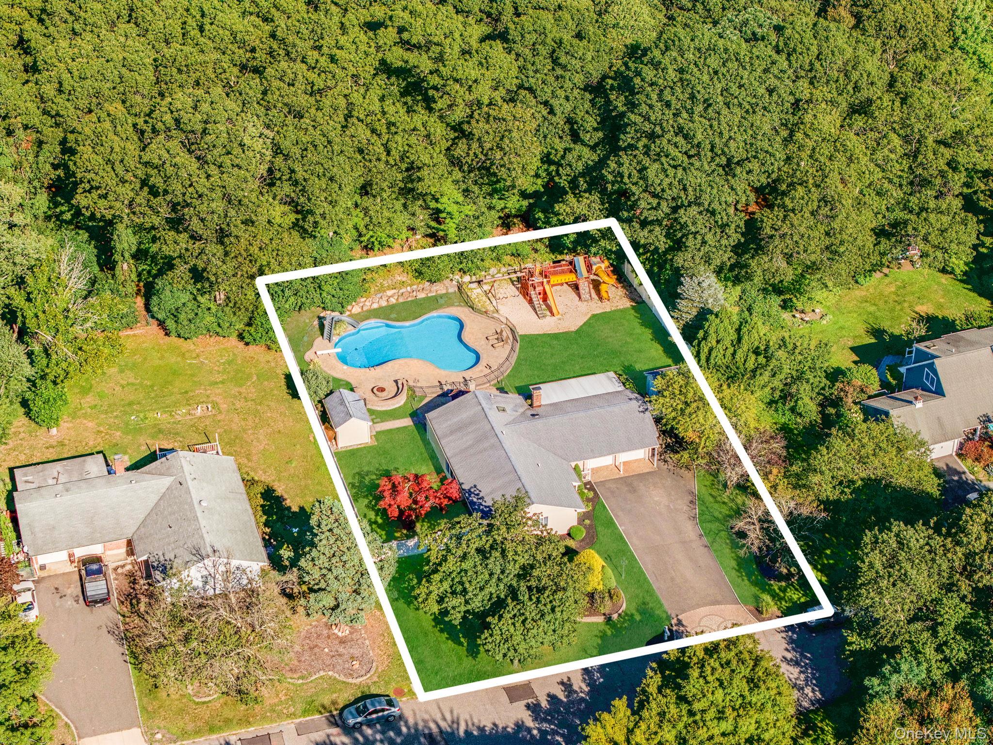 39 Robinhood Lane, East Setauket, NY 11733