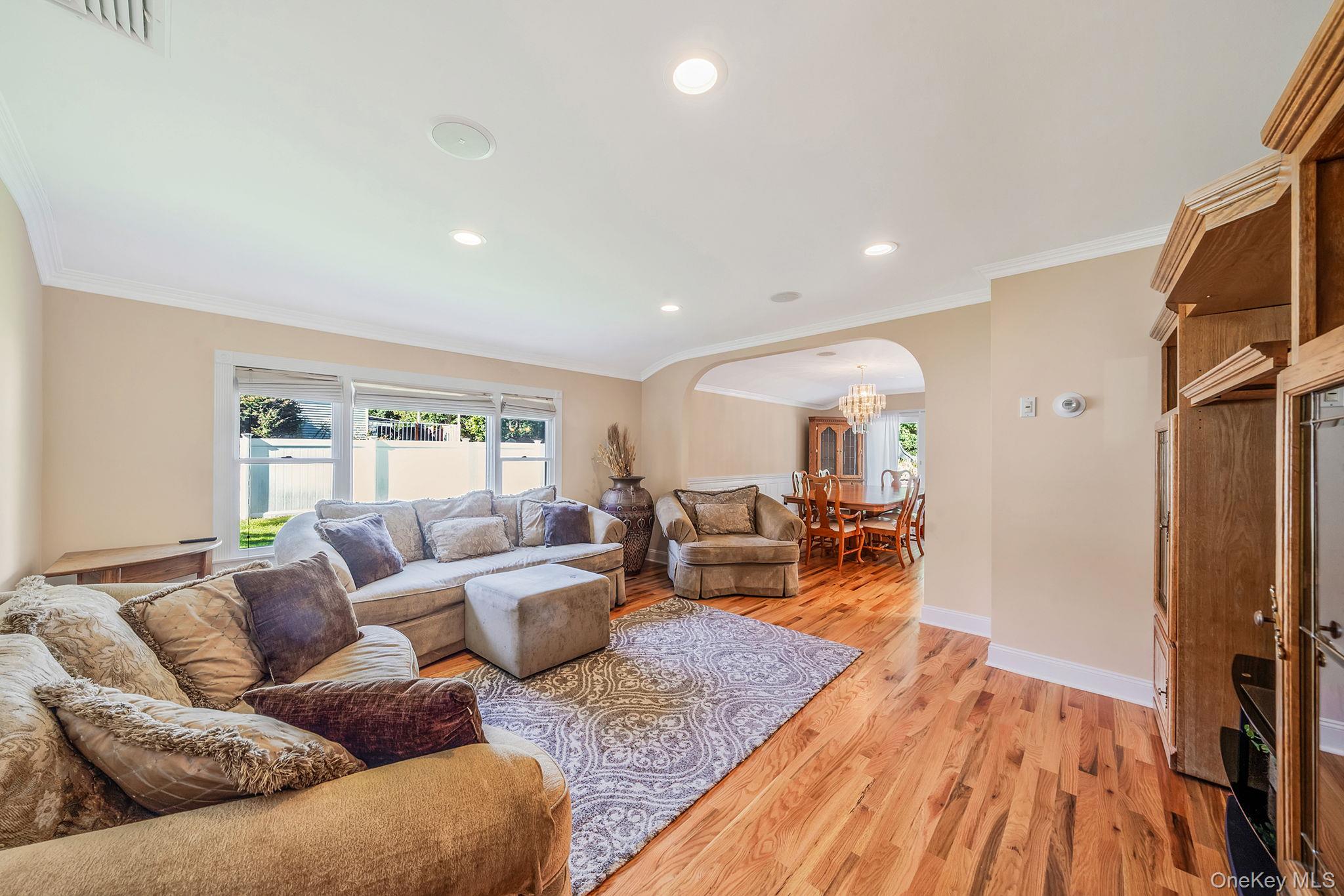 39 Robinhood Lane, East Setauket, NY 11733