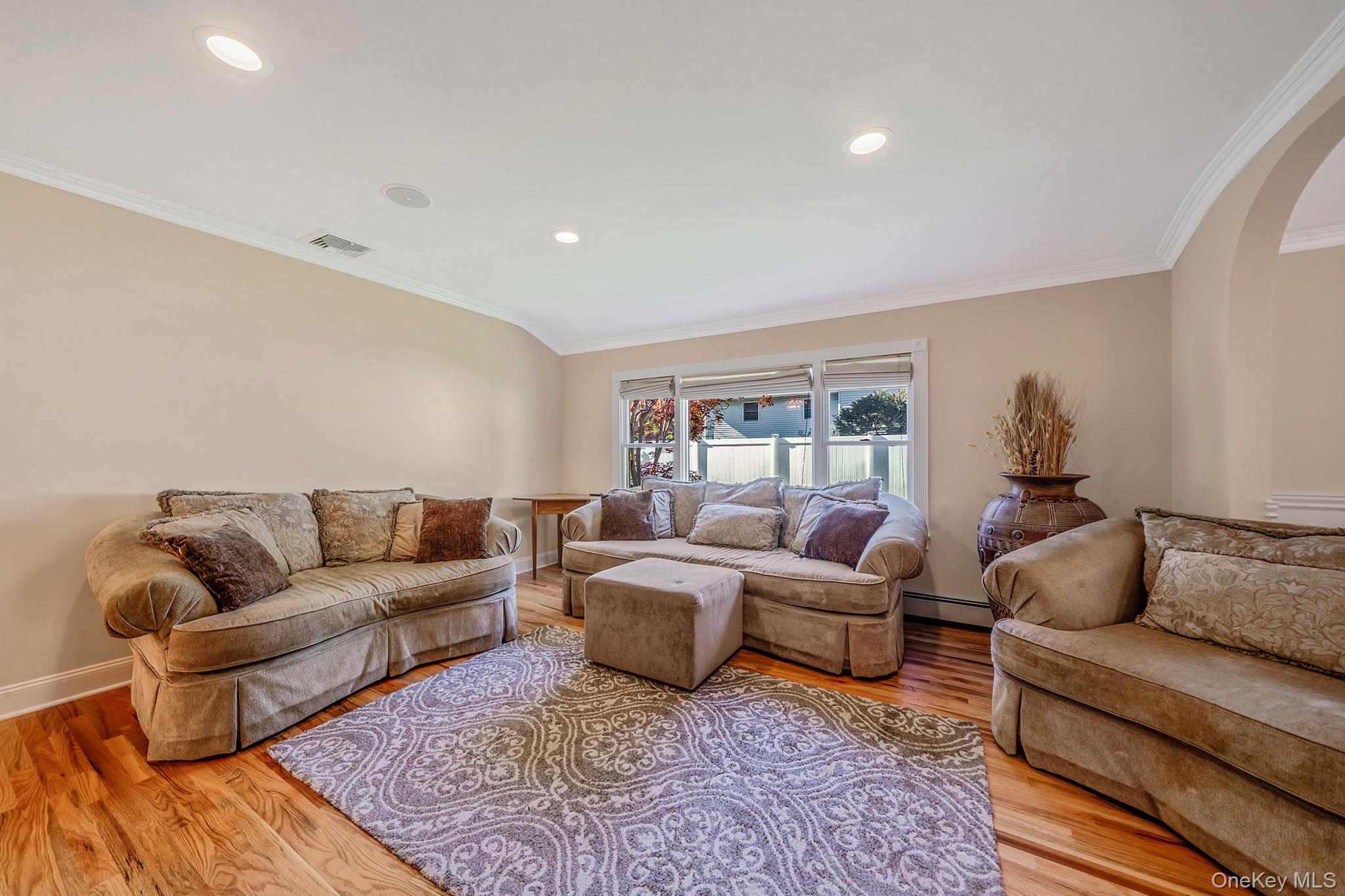 39 Robinhood Lane, East Setauket, NY 11733