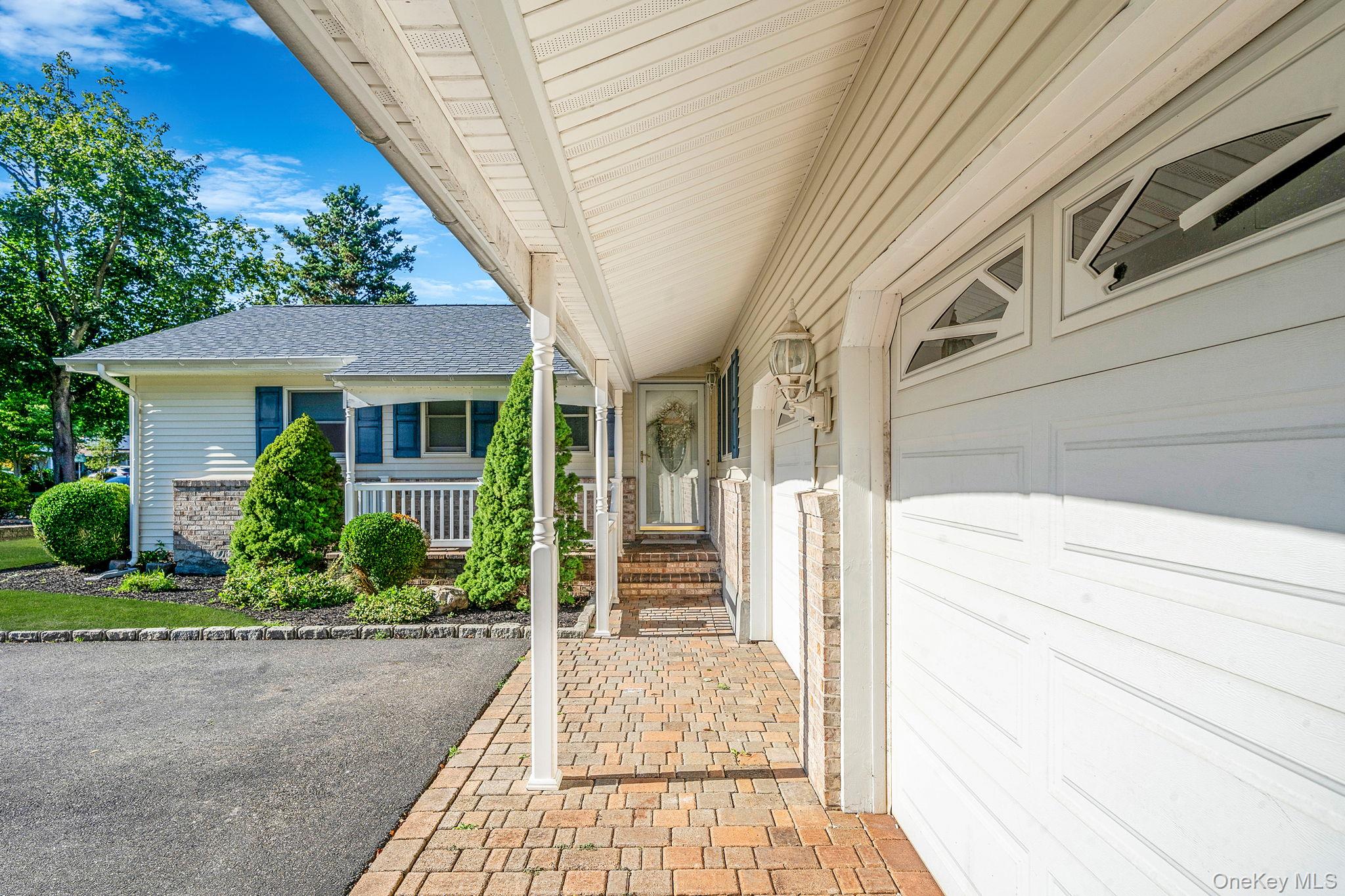 39 Robinhood Lane, East Setauket, NY 11733