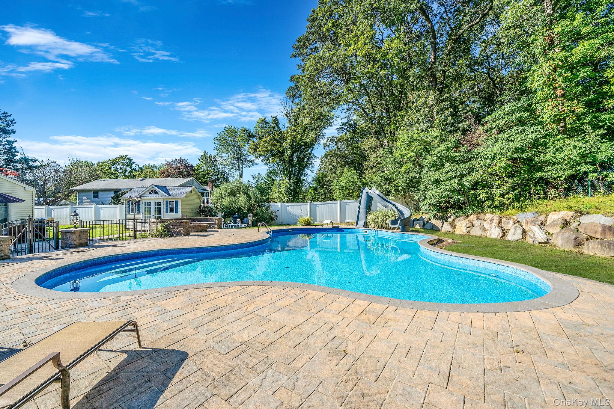 39 Robinhood Lane, East Setauket, NY 11733