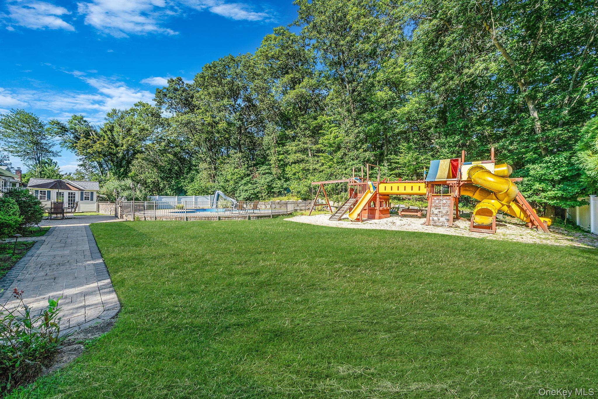 39 Robinhood Lane, East Setauket, NY 11733