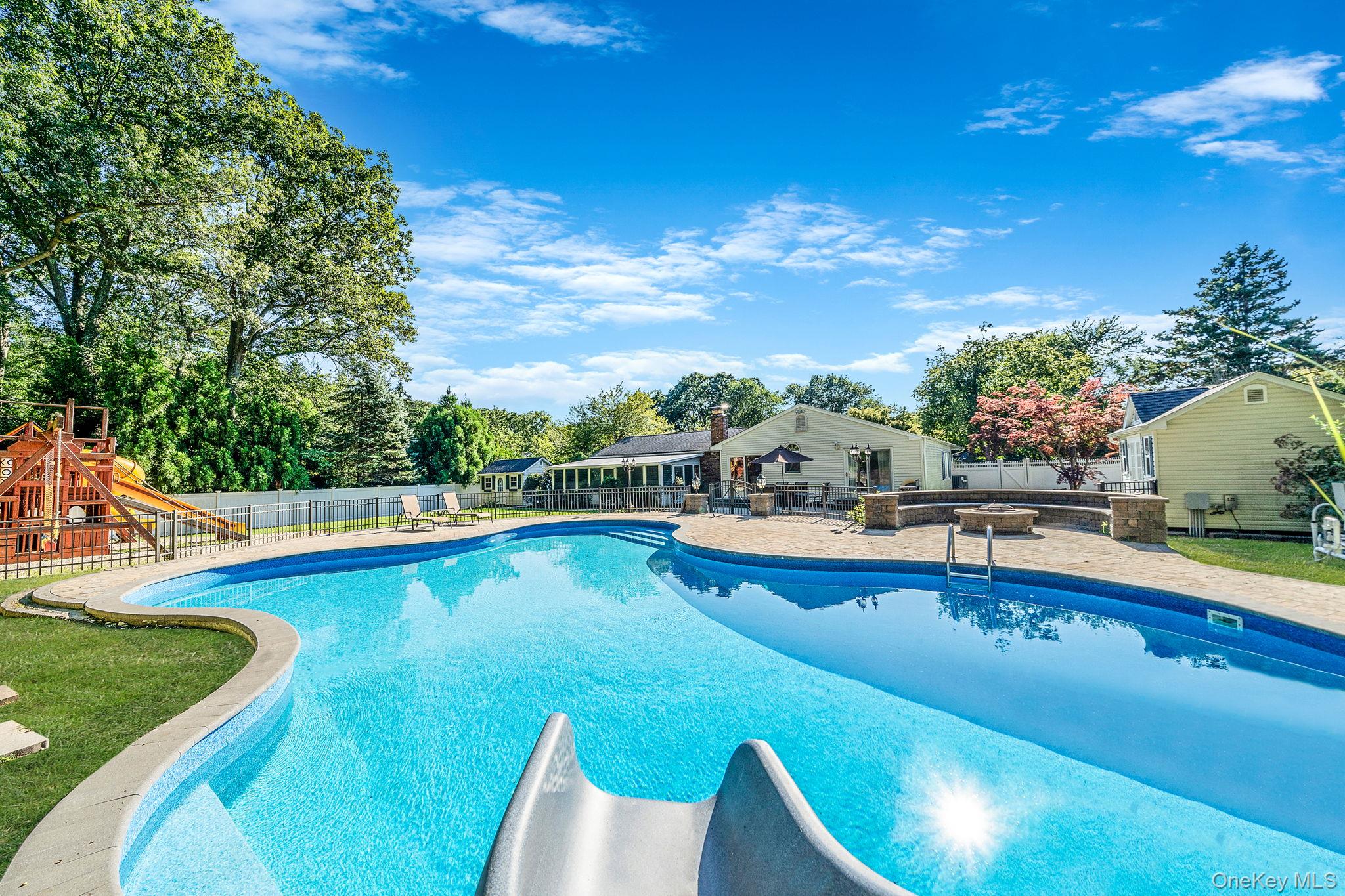 39 Robinhood Lane, East Setauket, NY 11733