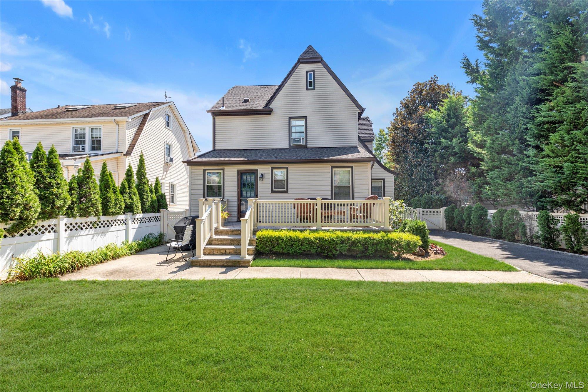 59 Manor Road, Lynbrook, NY 11563