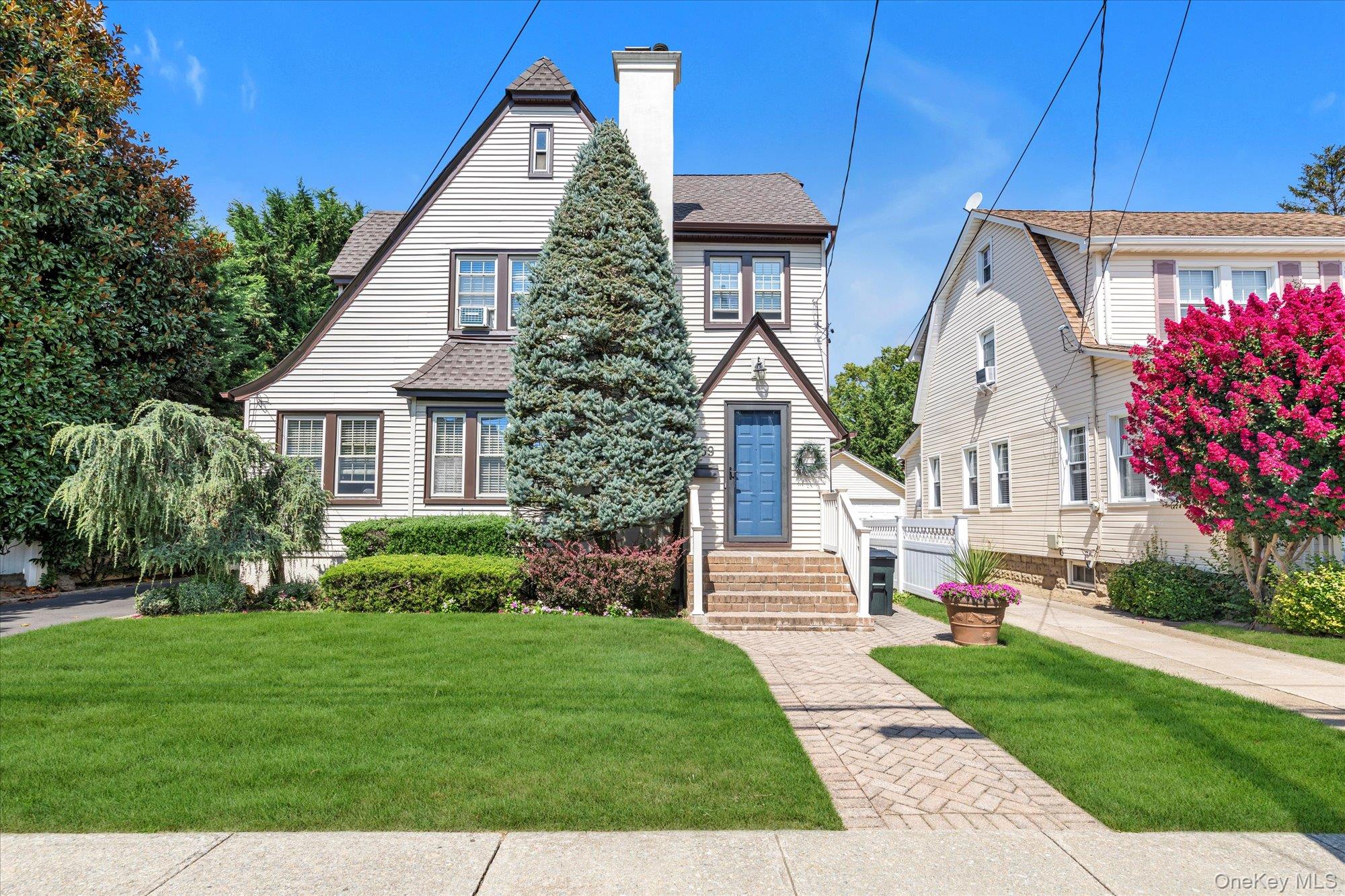 59 Manor Road, Lynbrook, NY 11563