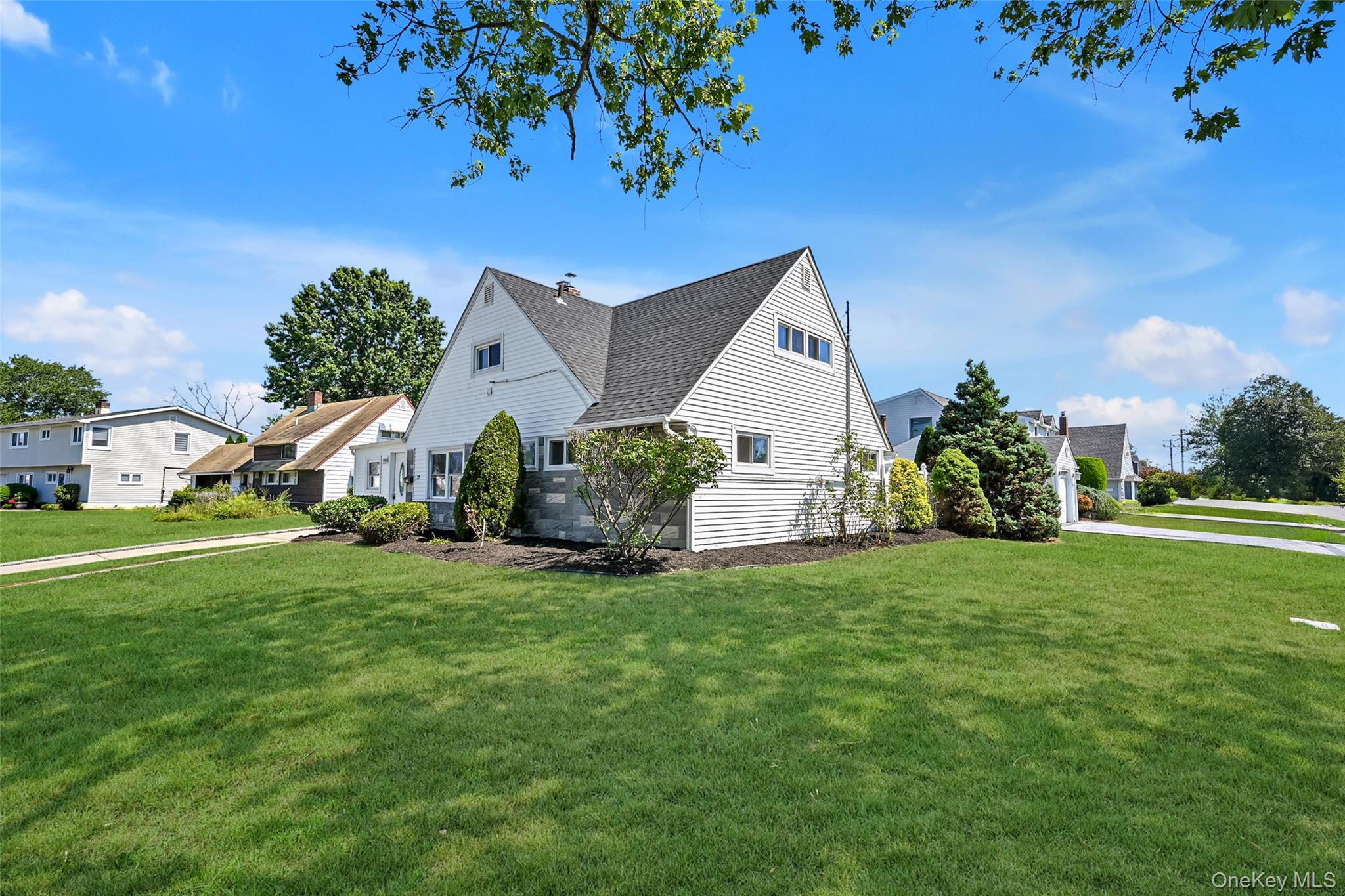 77 Autumn Lane, Hicksville, NY 11801