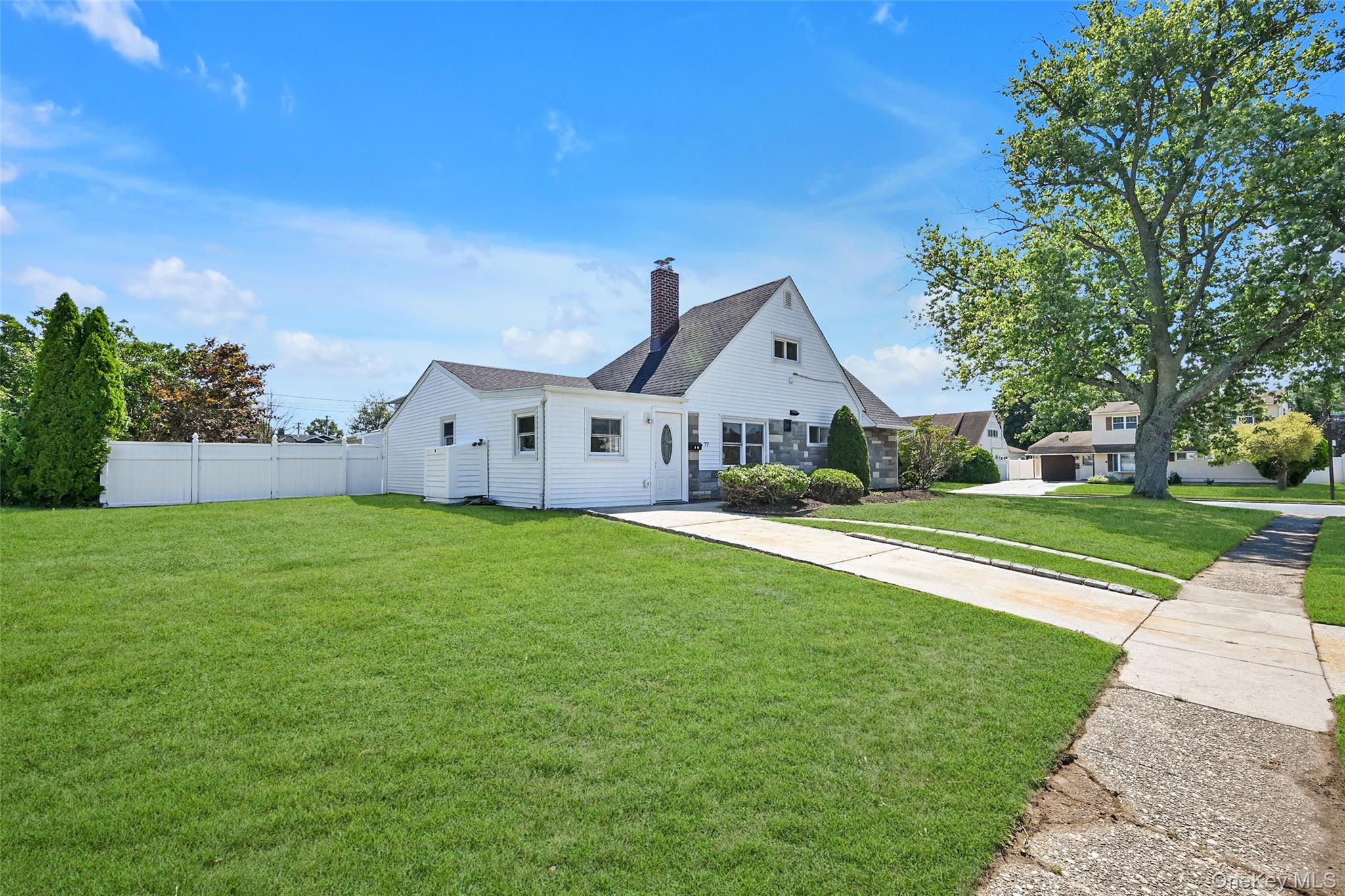 77 Autumn Lane, Hicksville, NY 11801