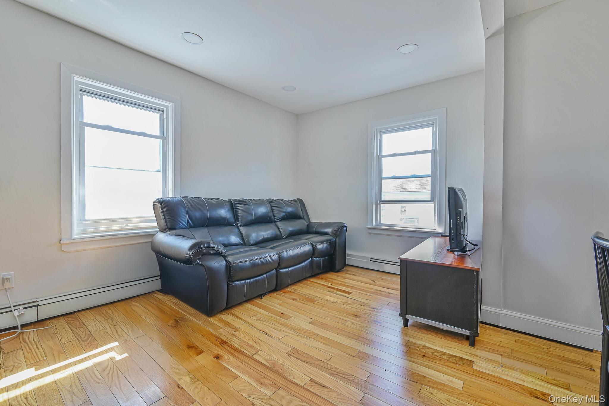 19 Parma Road, Island Park, NY 11558