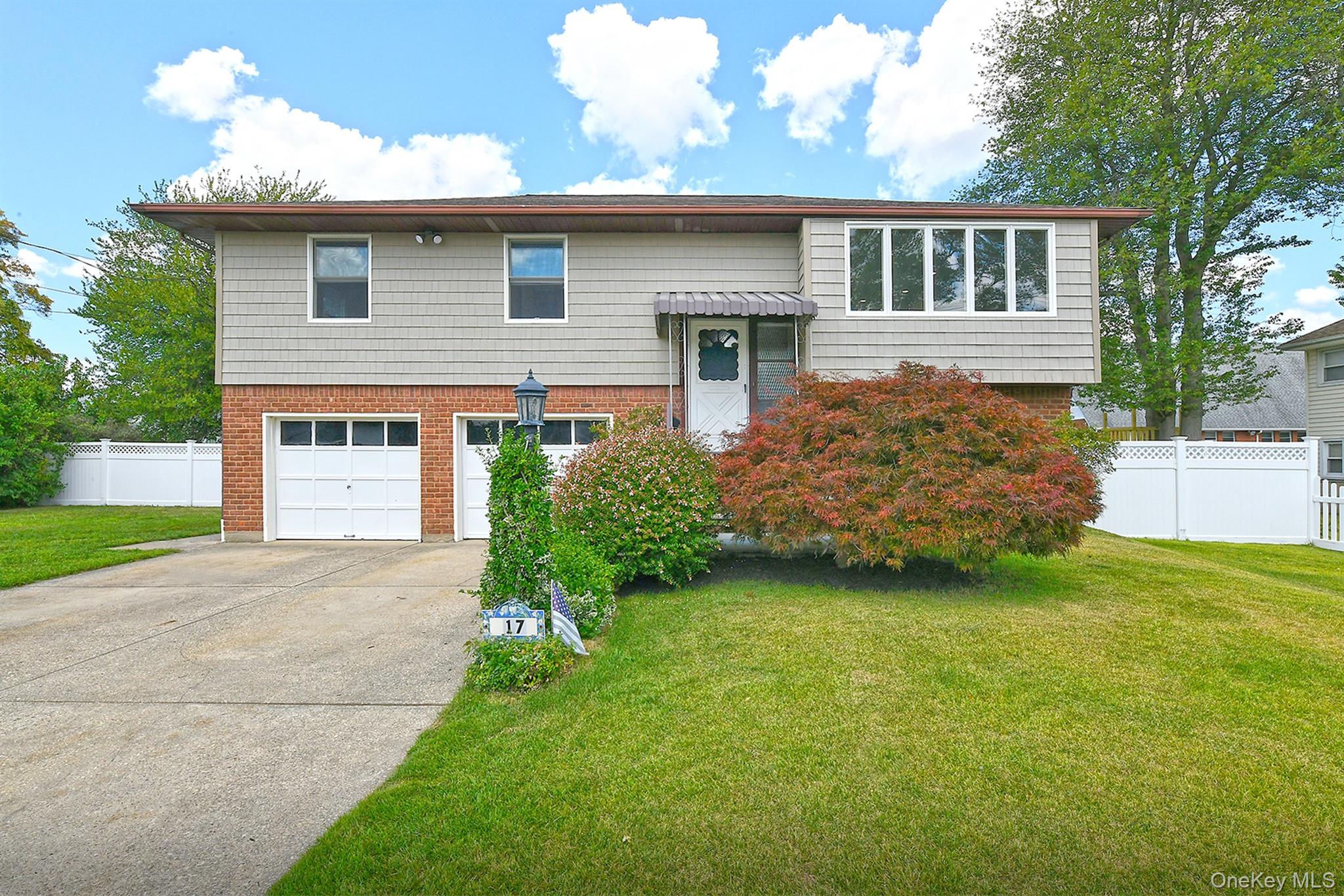 17 Regent Street, Hicksville, NY 11801