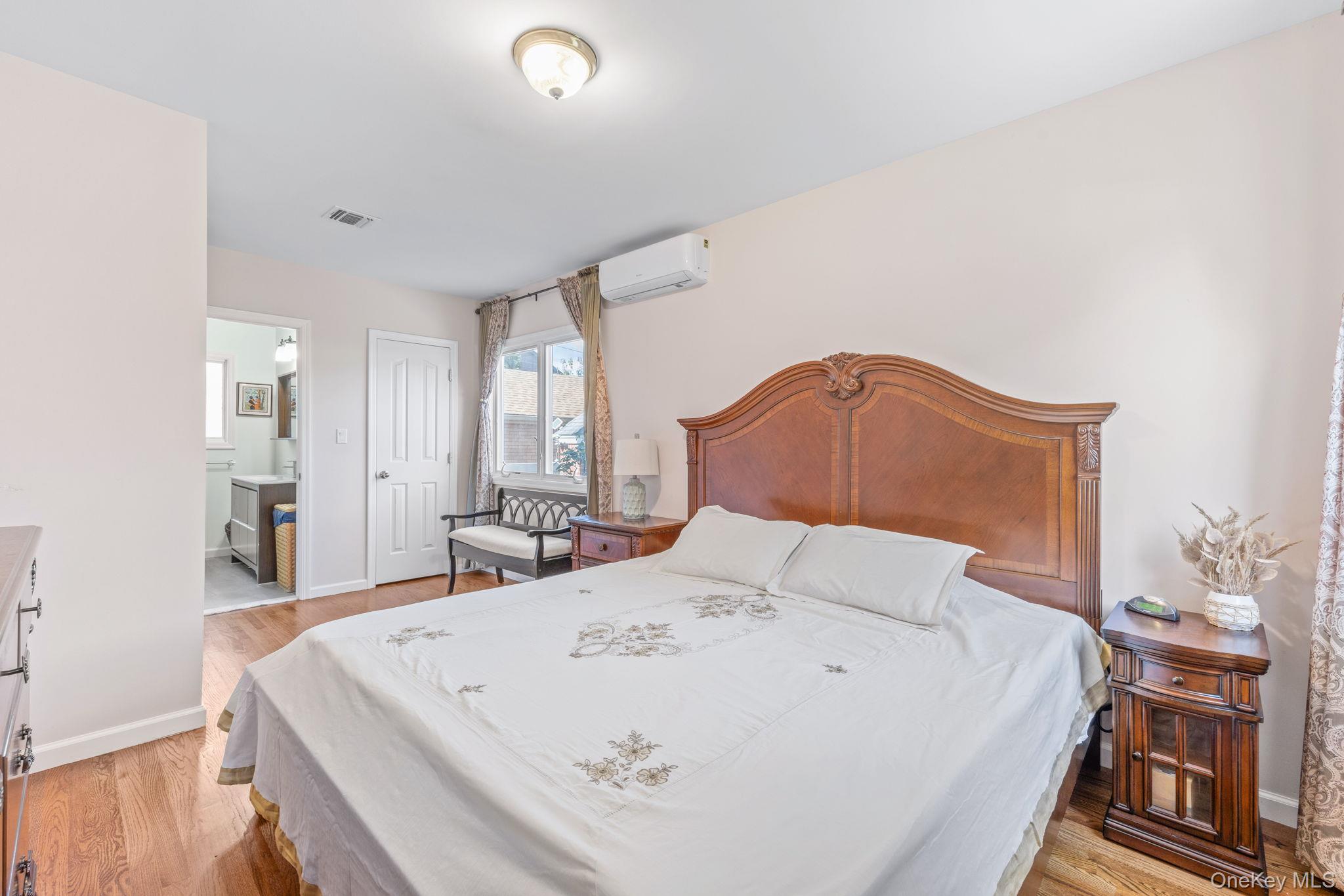 18 Rose Lane, New Hyde Park, NY 11040