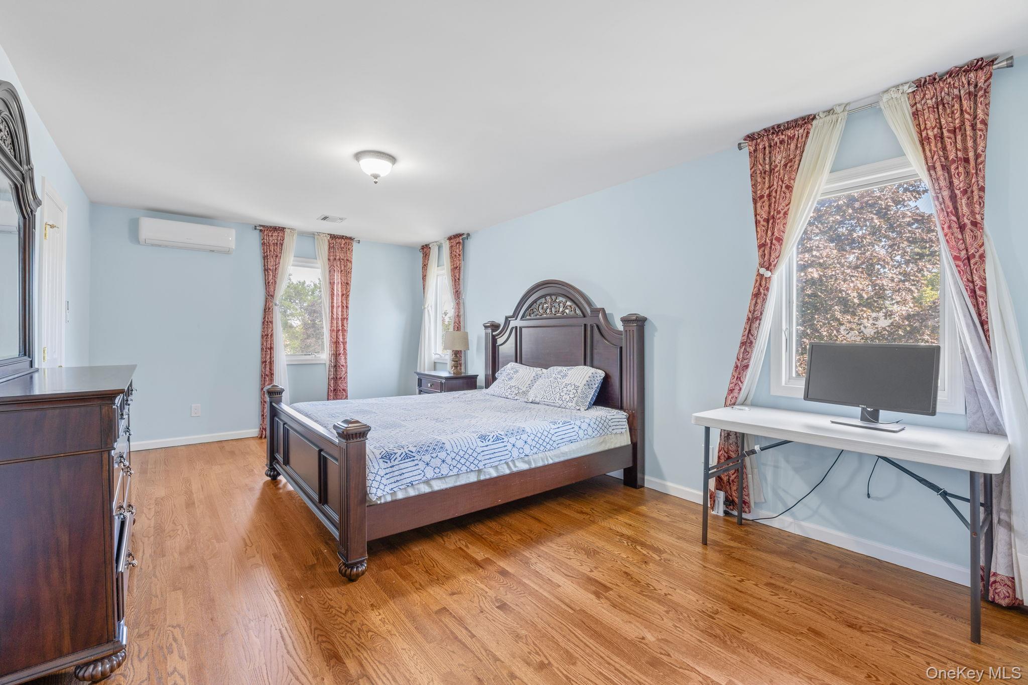 18 Rose Lane, New Hyde Park, NY 11040