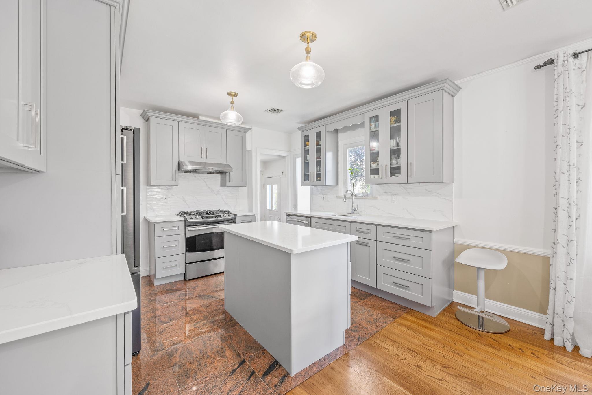 18 Rose Lane, New Hyde Park, NY 11040