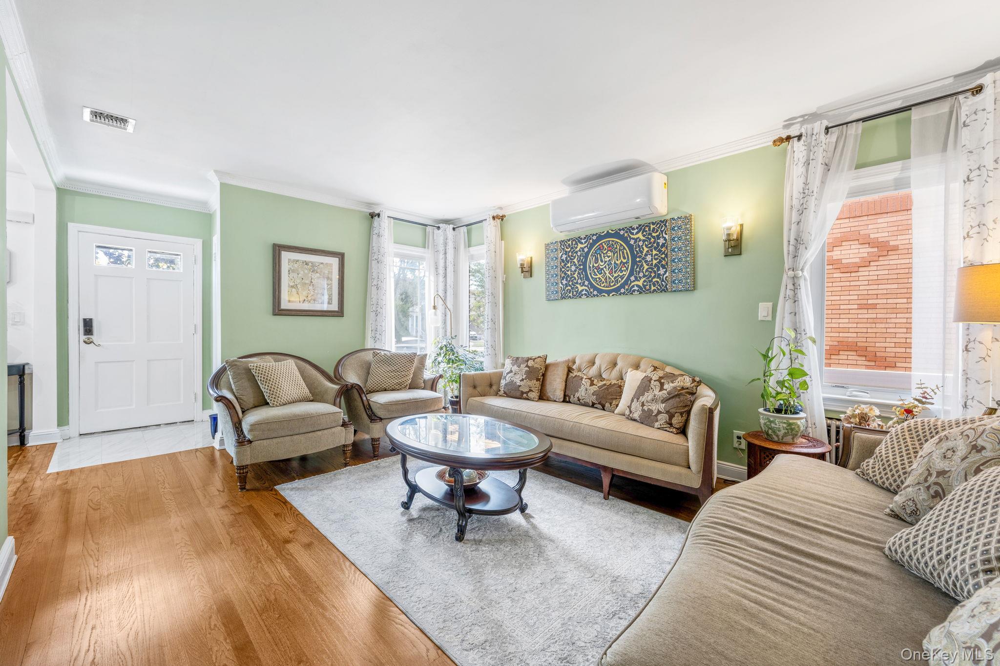 18 Rose Lane, New Hyde Park, NY 11040