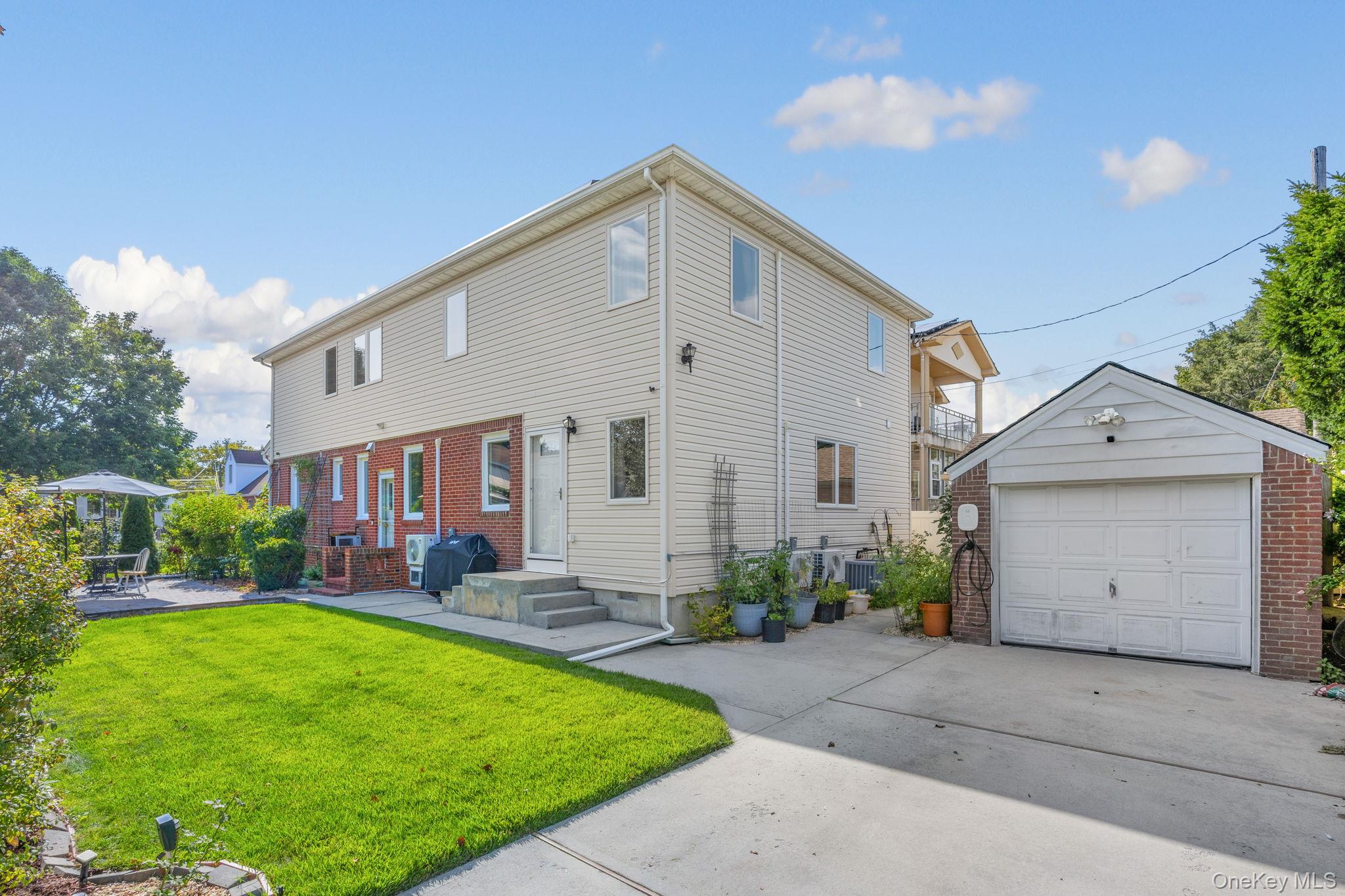 18 Rose Lane, New Hyde Park, NY 11040