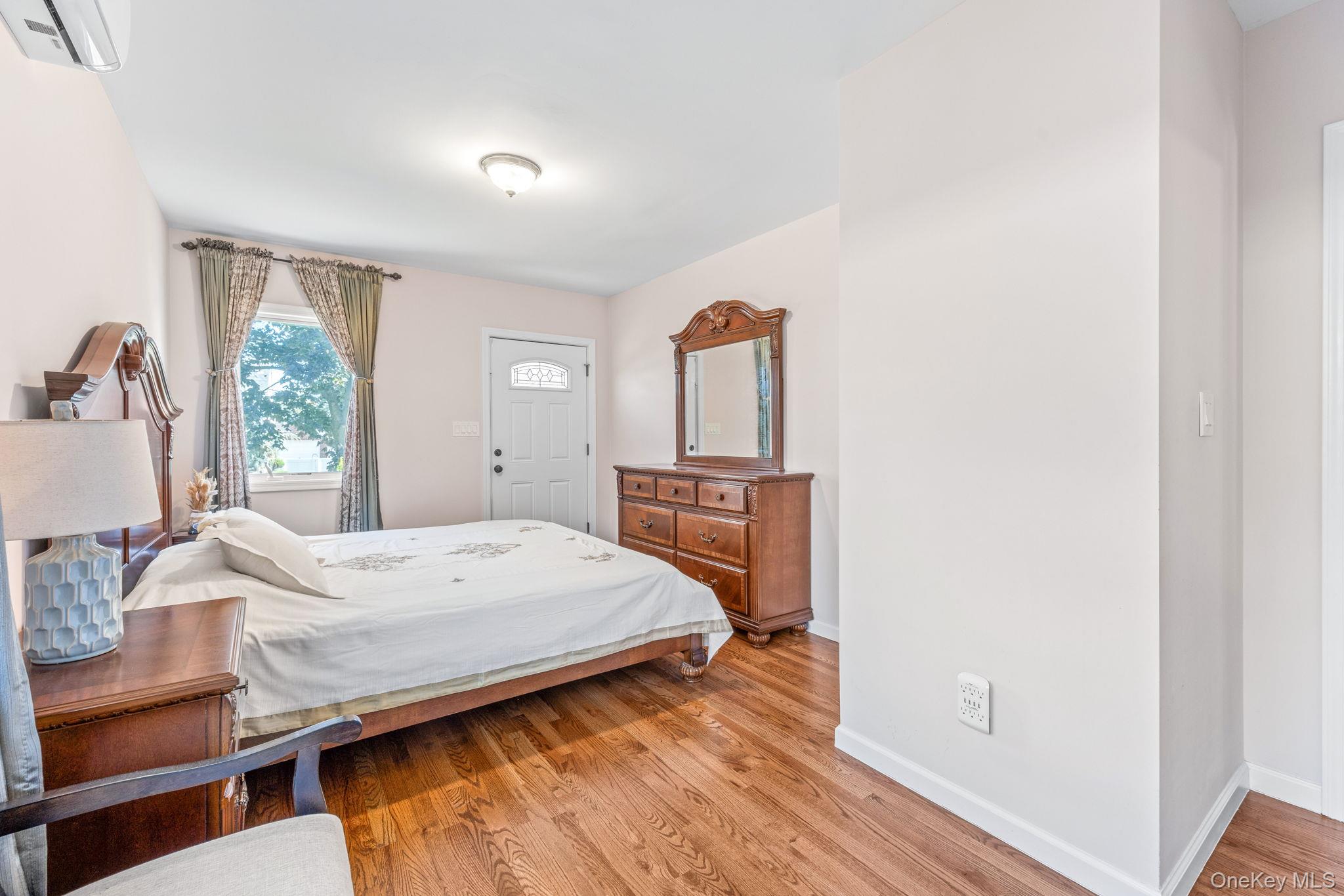 18 Rose Lane, New Hyde Park, NY 11040