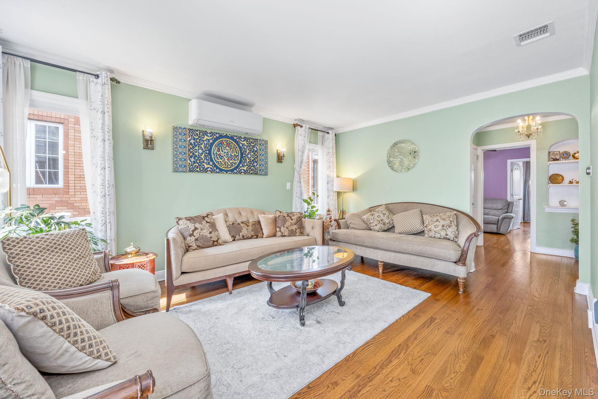 18 Rose Lane, New Hyde Park, NY 11040