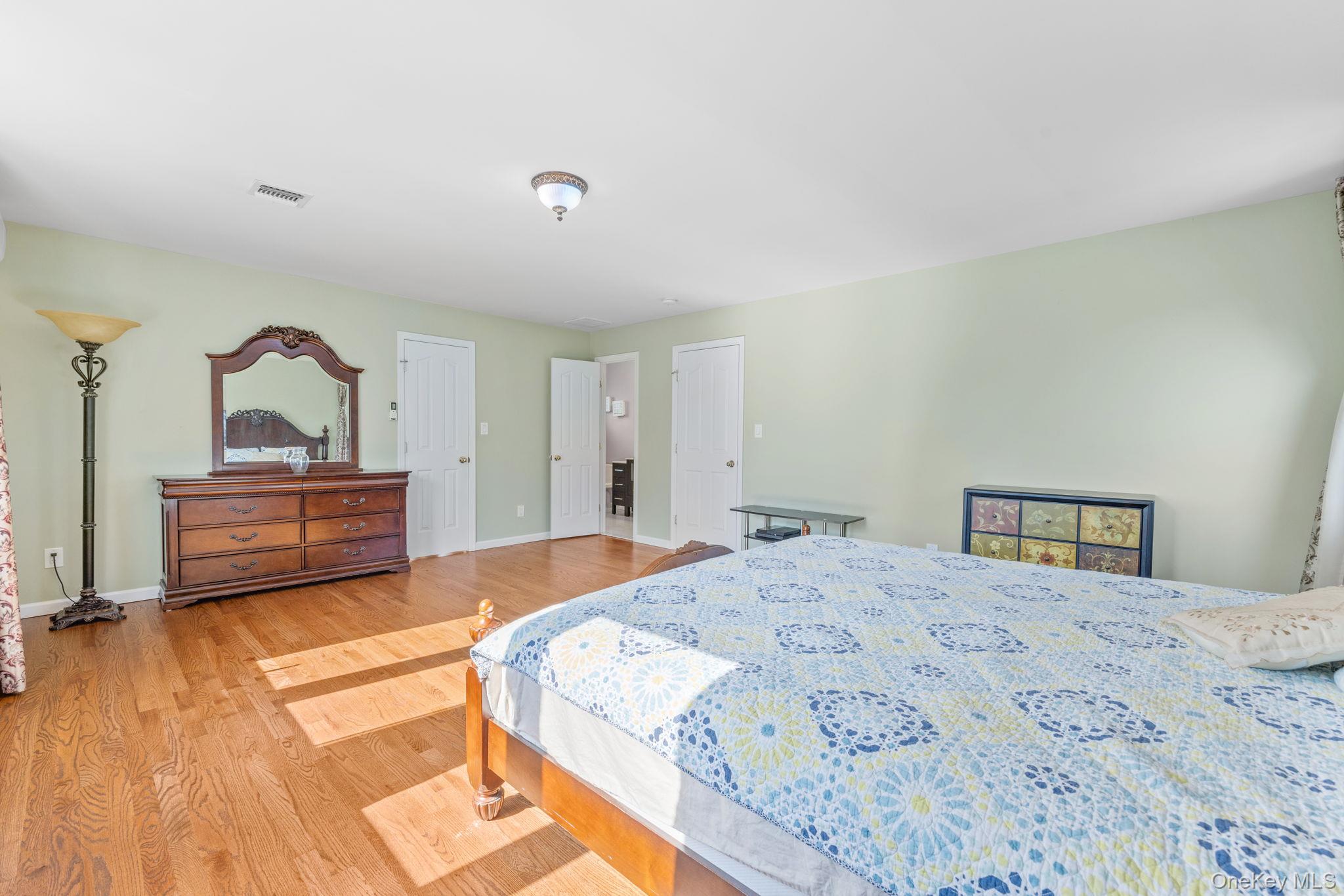 18 Rose Lane, New Hyde Park, NY 11040