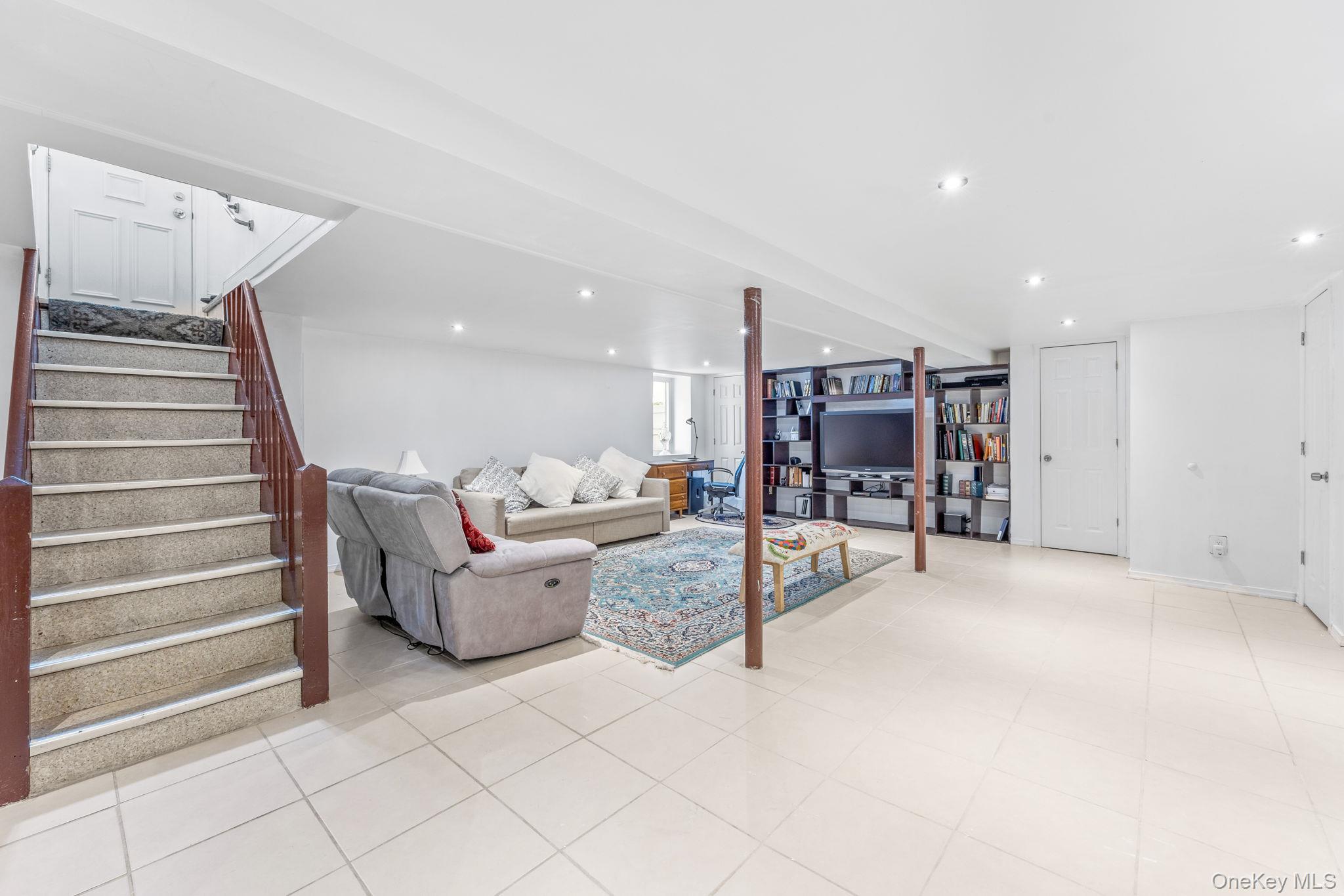 18 Rose Lane, New Hyde Park, NY 11040