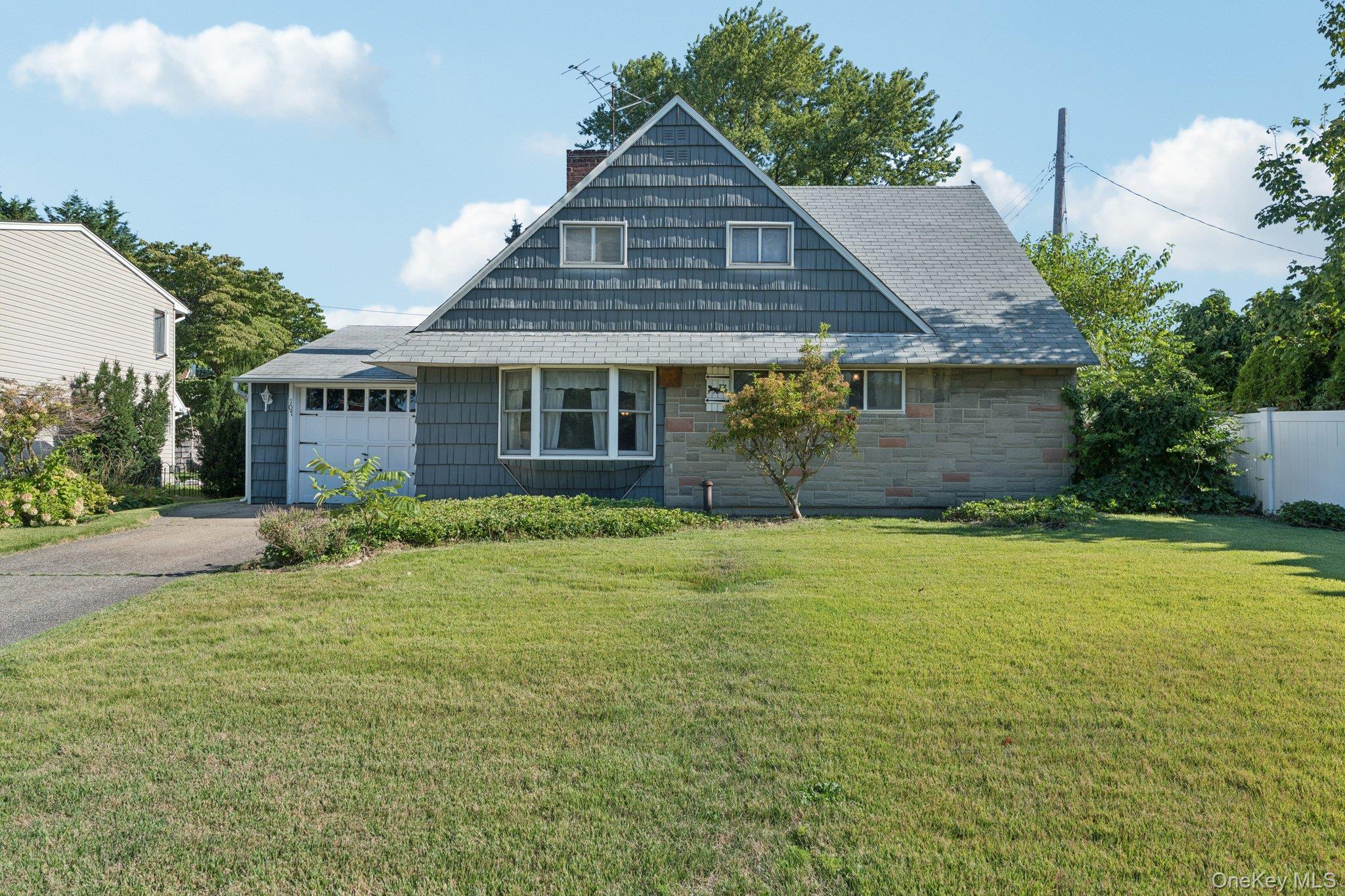 107 Ball Park Lane, Hicksville, NY 11801