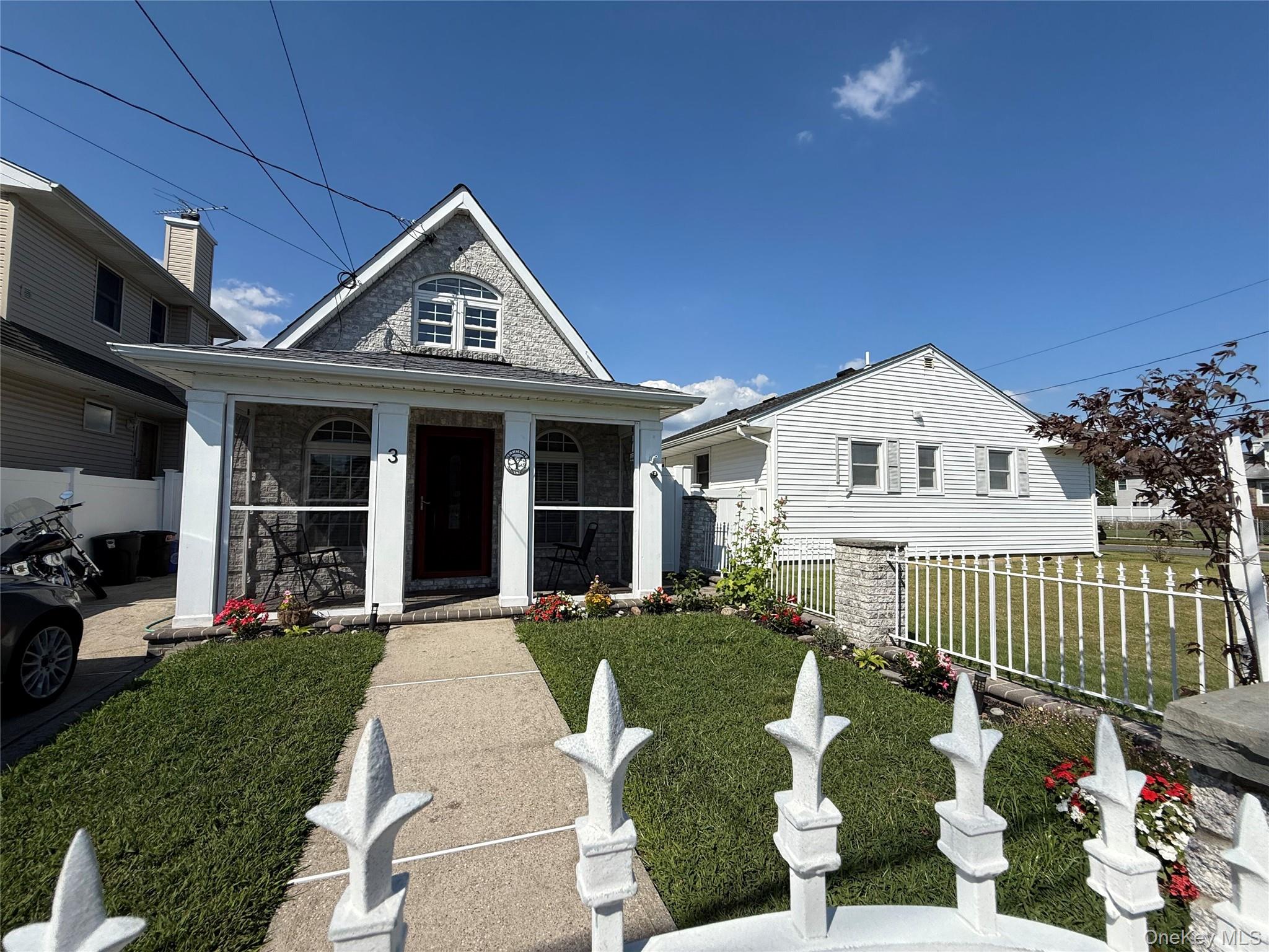 3 Desoto Road, Amity Harbor, NY 11701